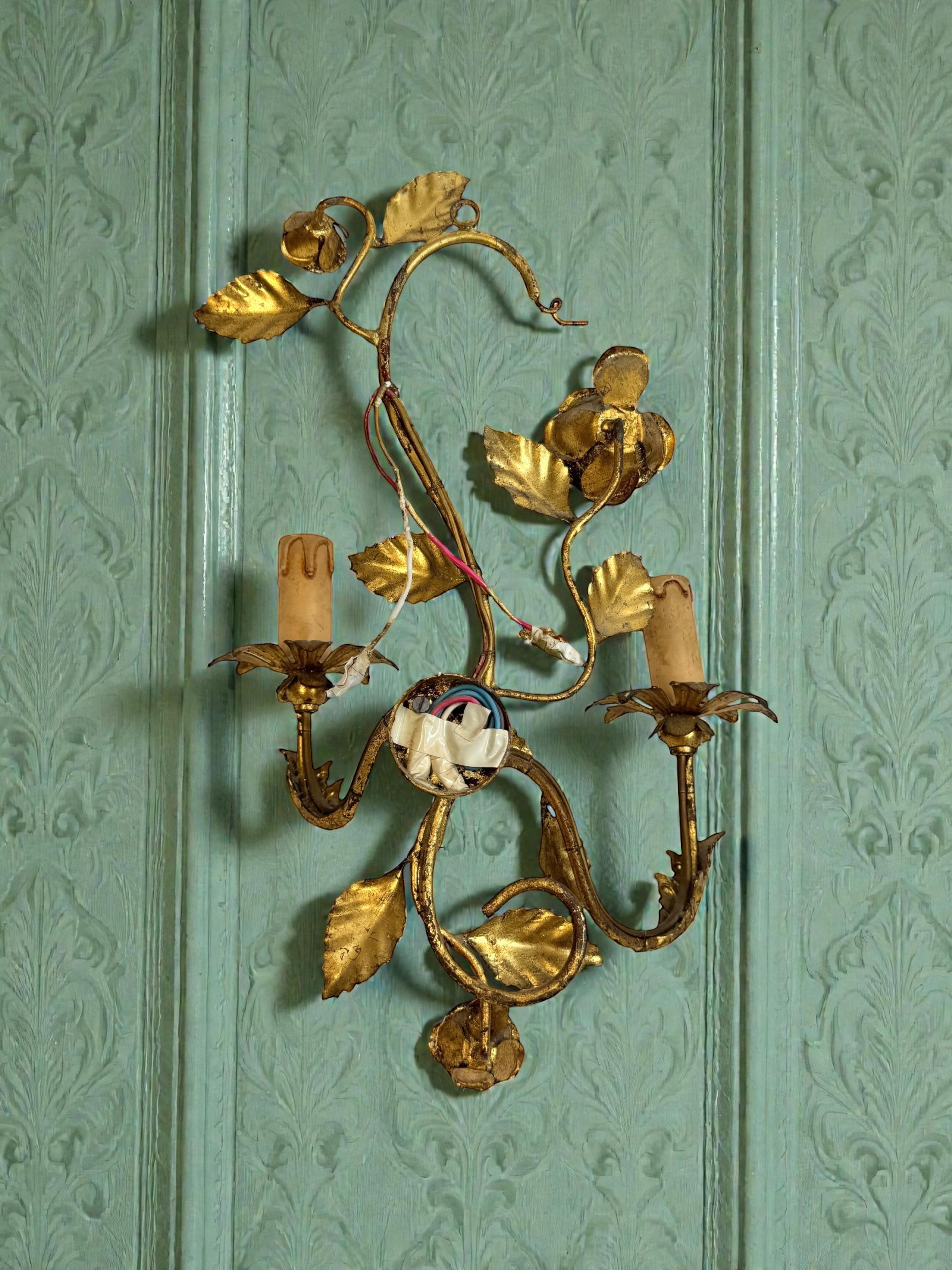 Paire d'appliques Tole à deux lumières en métal doré avec des roses, Italie, années 1960 en vente 7