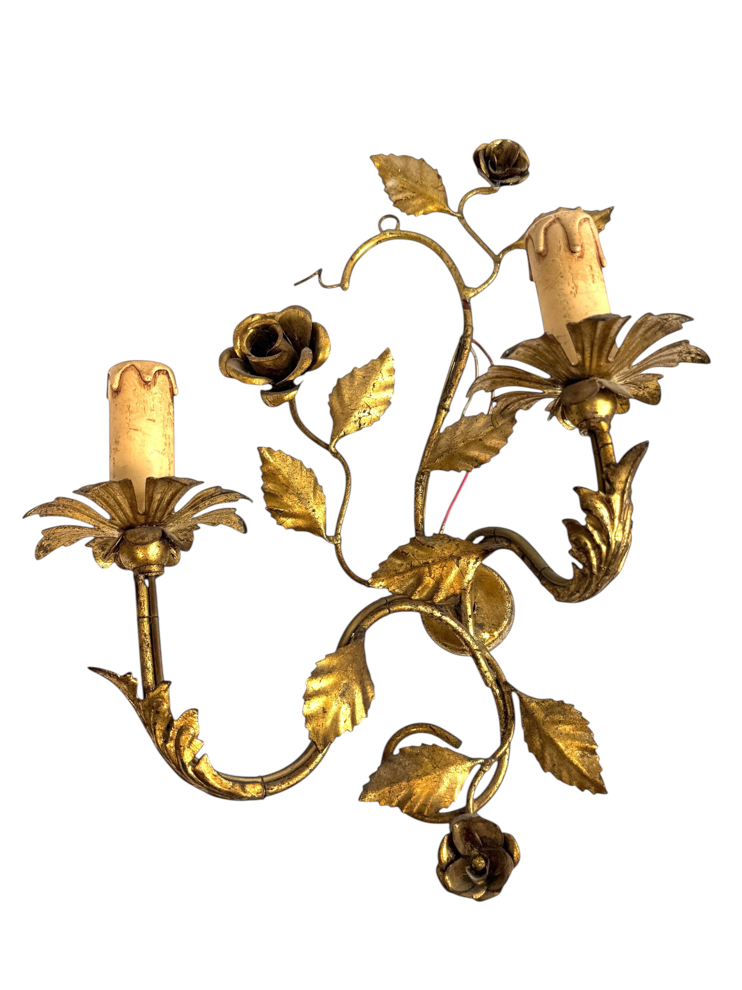 Cette charmante paire d'appliques à rosace en tôle dorée de style Hollywood Regency midcentury offre une présence magnifiquement romantique et éclectique sur n'importe quel mur. Chaque applique est réalisée en métal sculpté, formant des roses