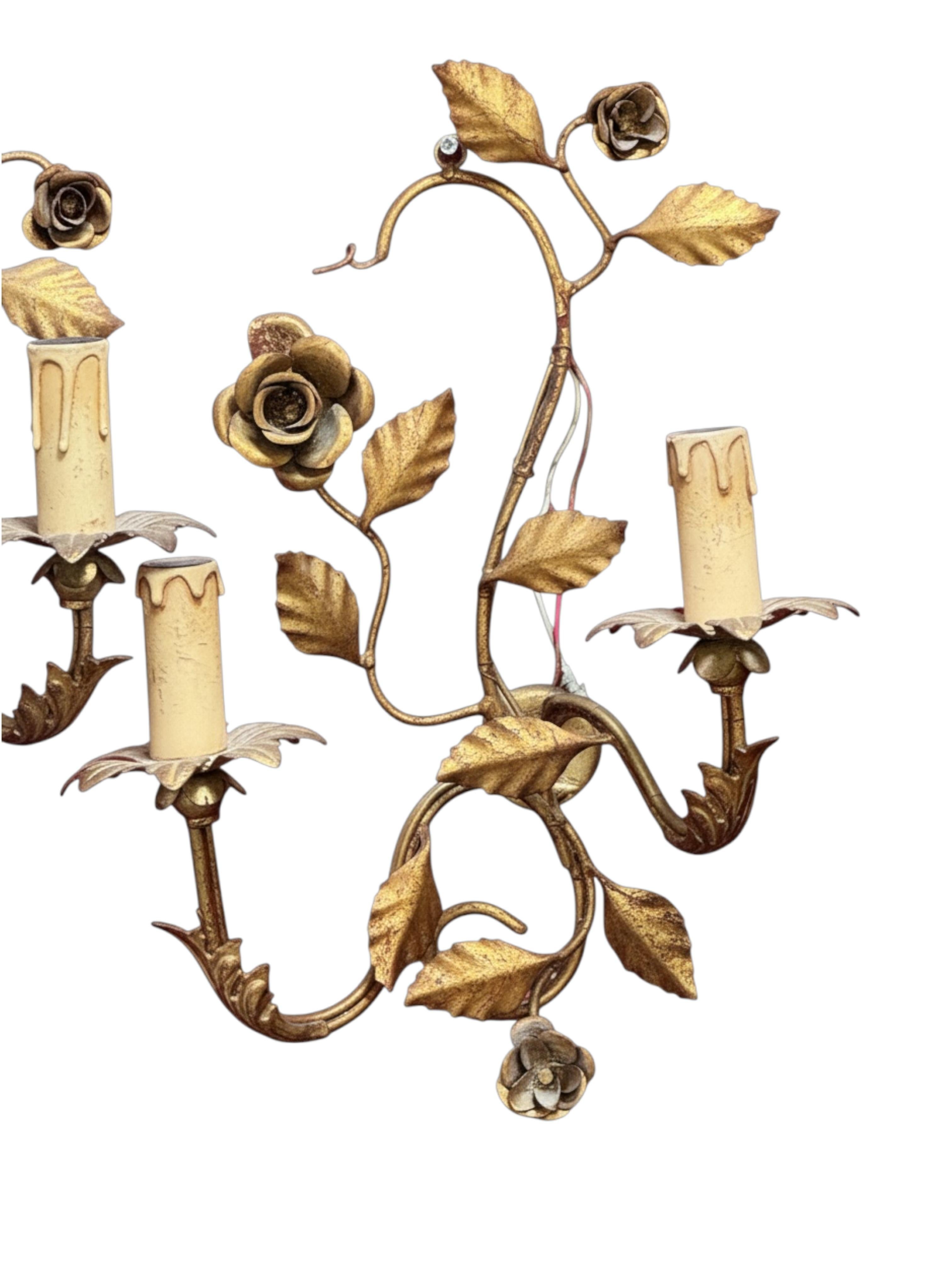 Hollywood Regency Paire d'appliques Tole à deux lumières en métal doré avec des roses, Italie, années 1960 en vente