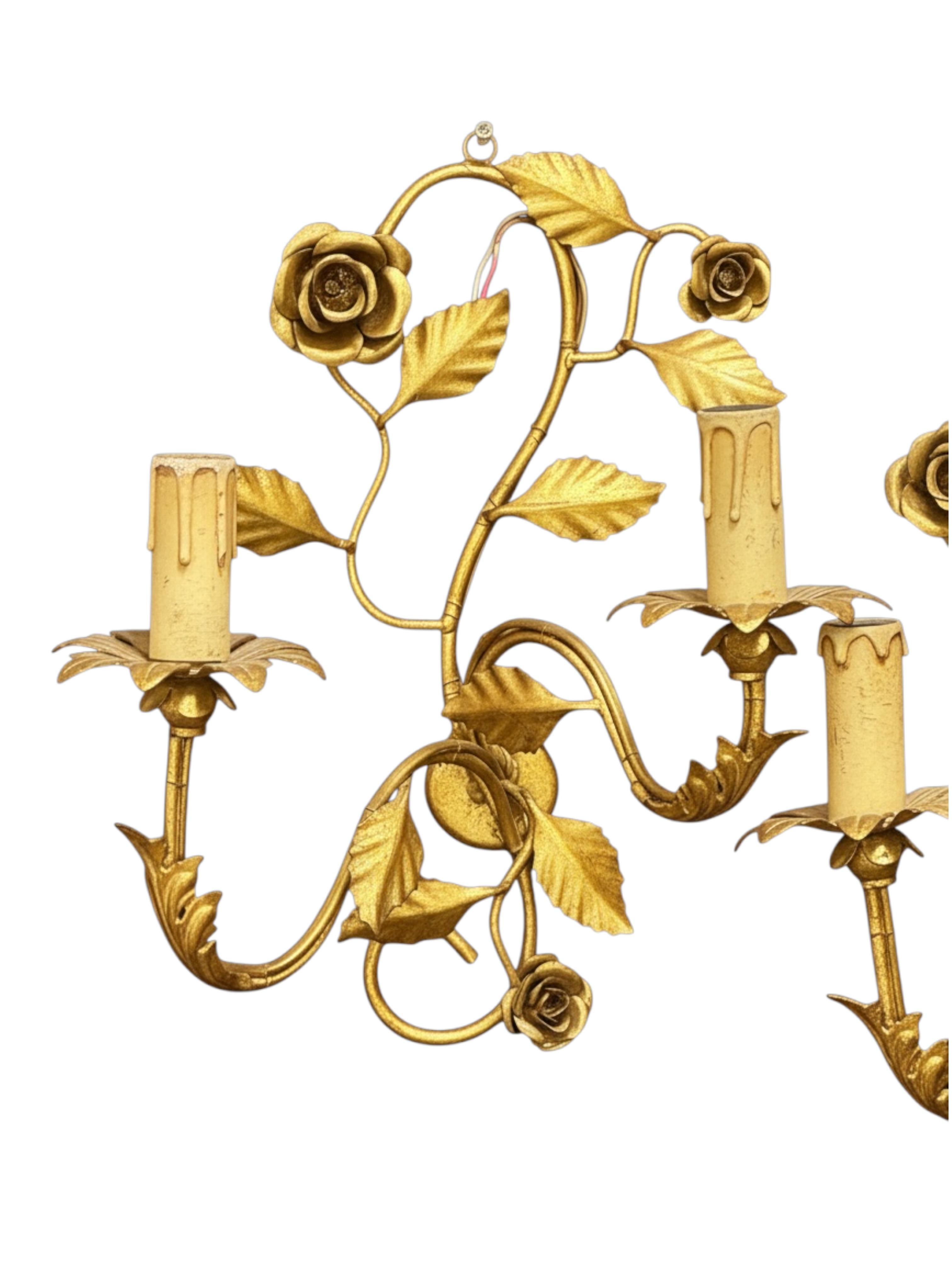 italien Paire d'appliques Tole à deux lumières en métal doré avec des roses, Italie, années 1960 en vente