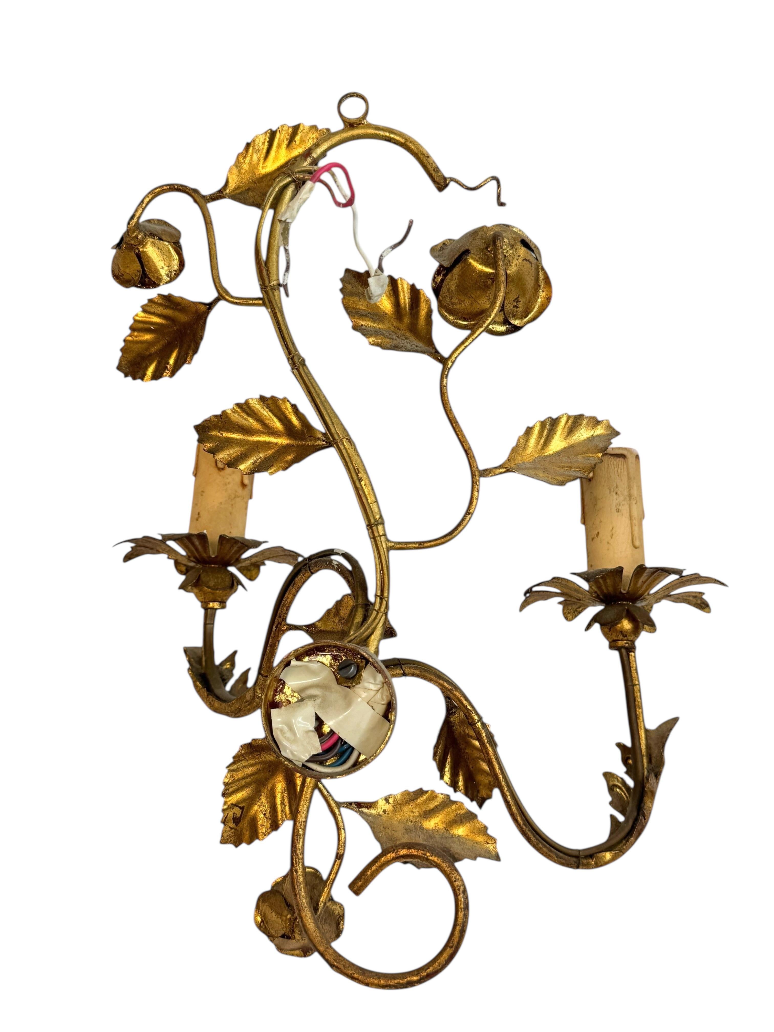 Paire d'appliques Tole à deux lumières en métal doré avec des roses, Italie, années 1960 Bon état - En vente à Nuernberg, DE