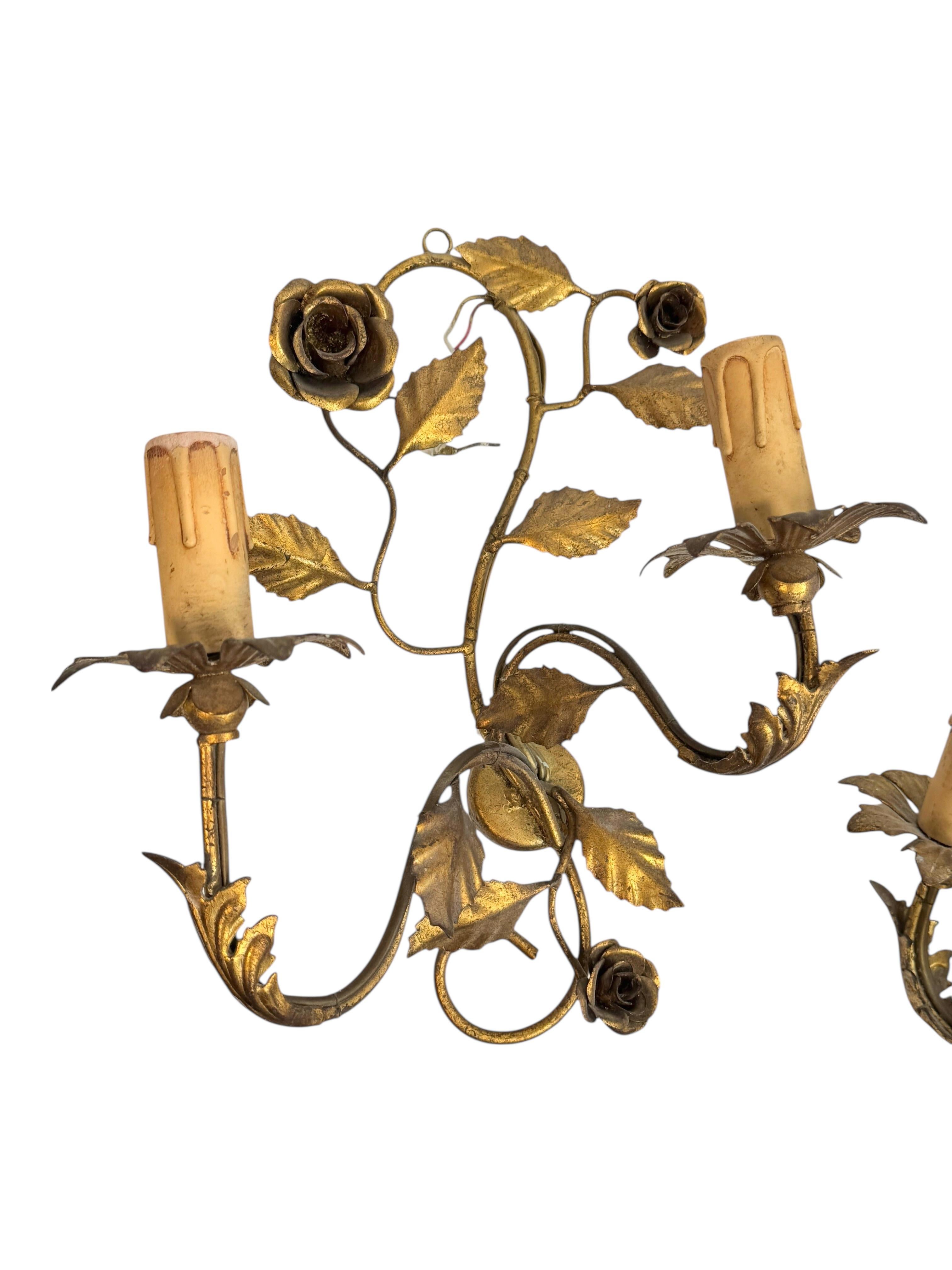 Milieu du XXe siècle Paire d'appliques Tole à deux lumières en métal doré avec des roses, Italie, années 1960 en vente