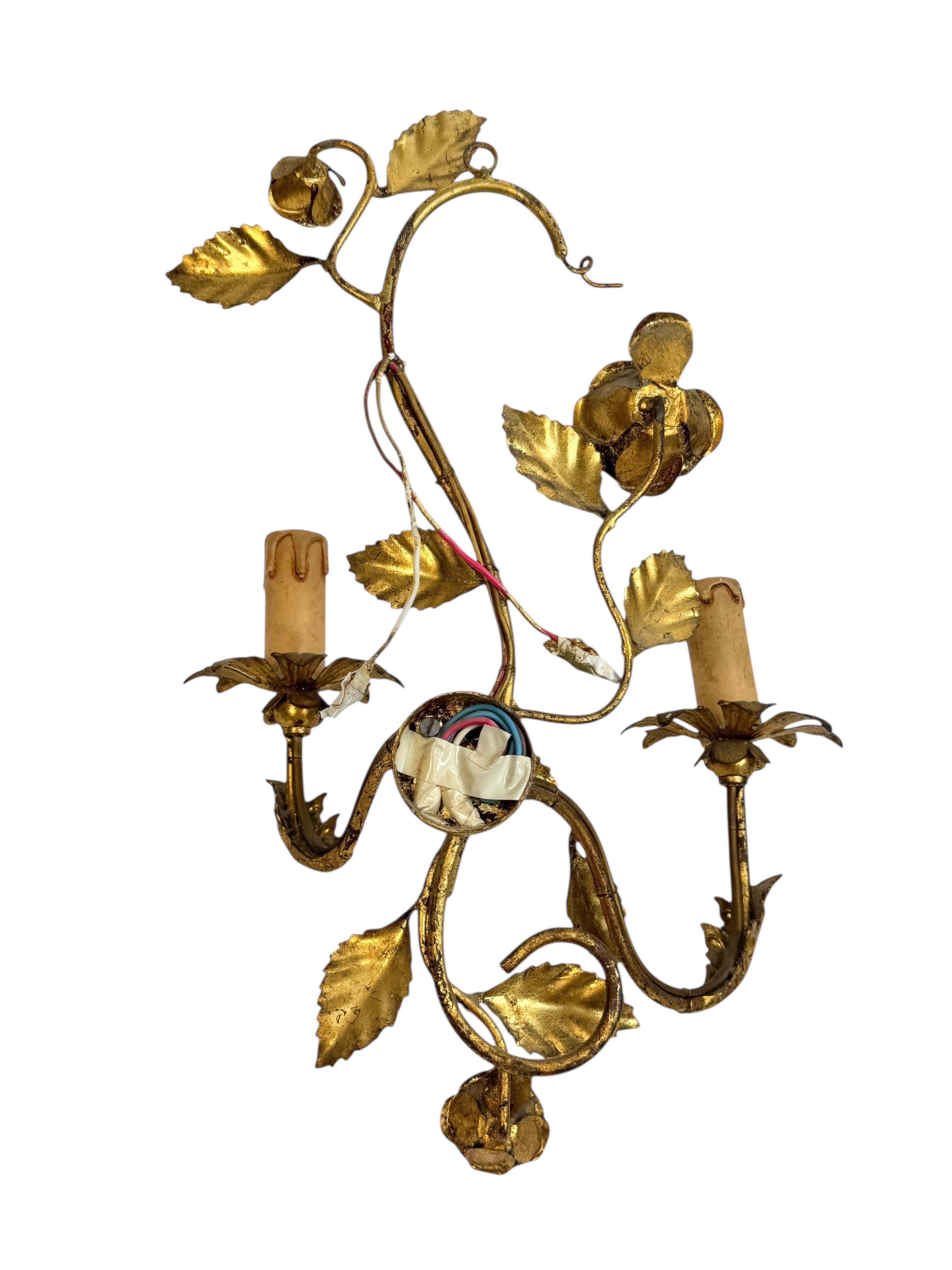 Métal Paire d'appliques Tole à deux lumières en métal doré avec des roses, Italie, années 1960 en vente