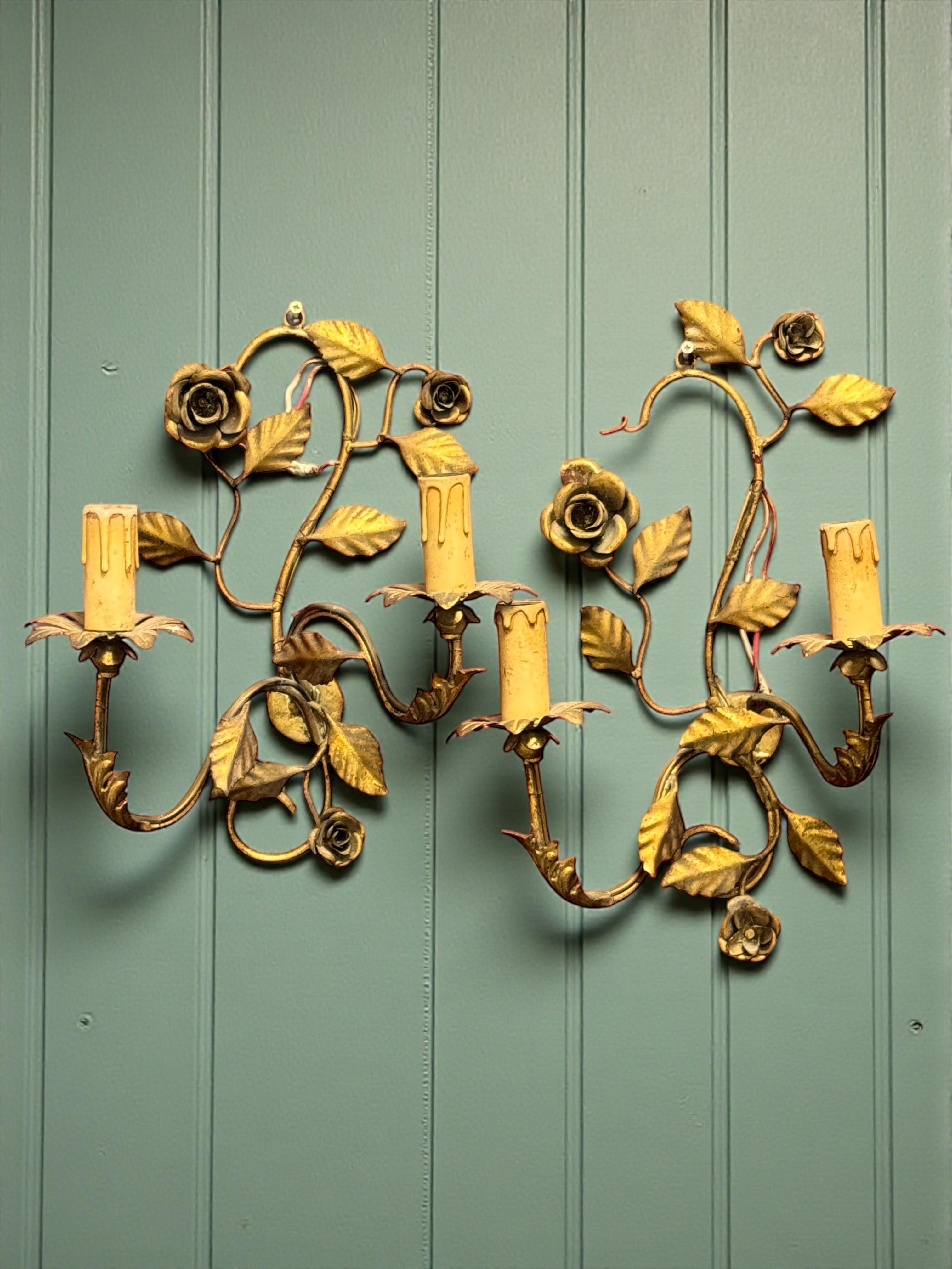 Paire d'appliques Tole à deux lumières en métal doré avec des roses, Italie, années 1960 en vente 1