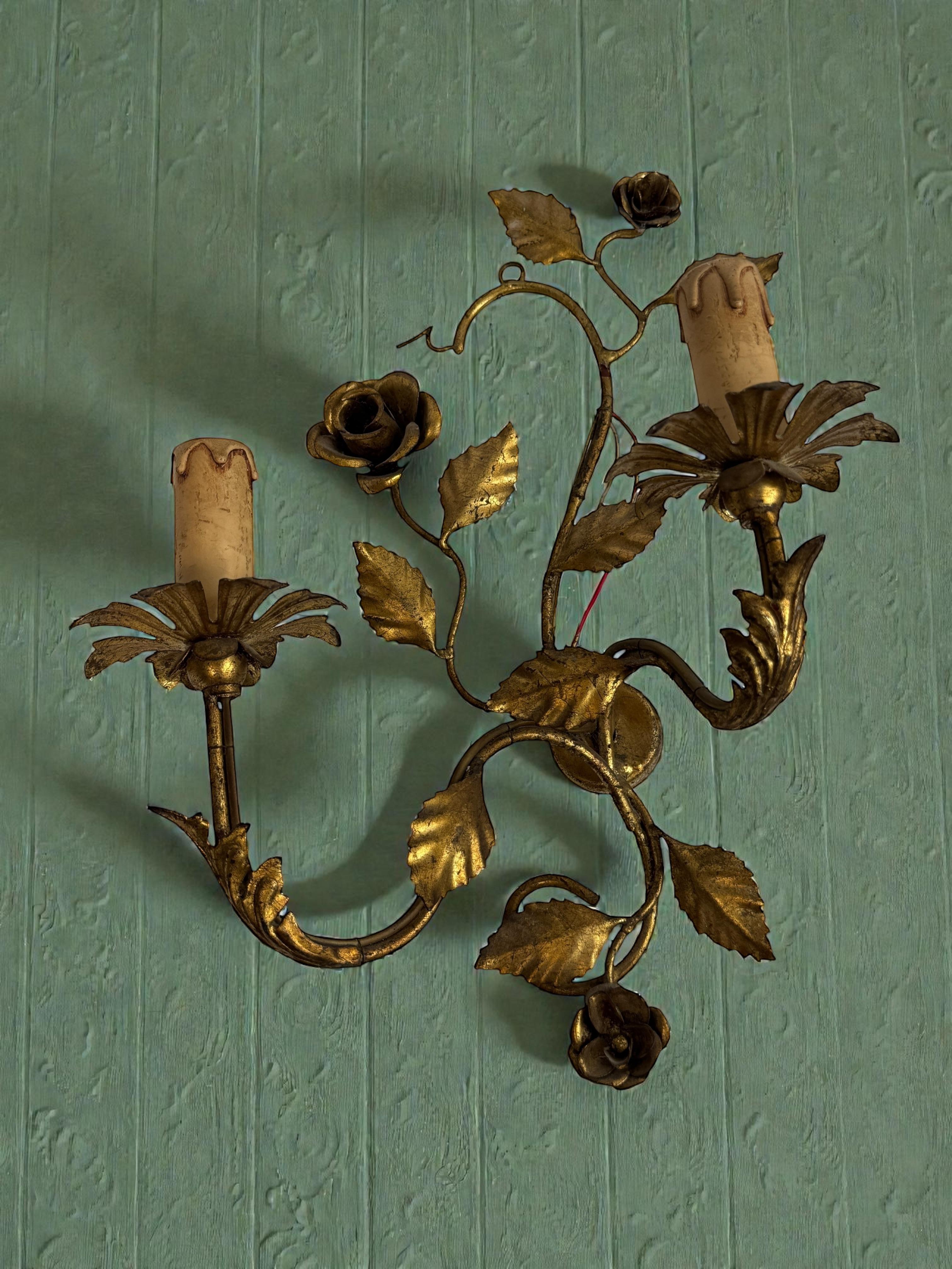 Paire d'appliques Tole à deux lumières en métal doré avec des roses, Italie, années 1960 en vente 2