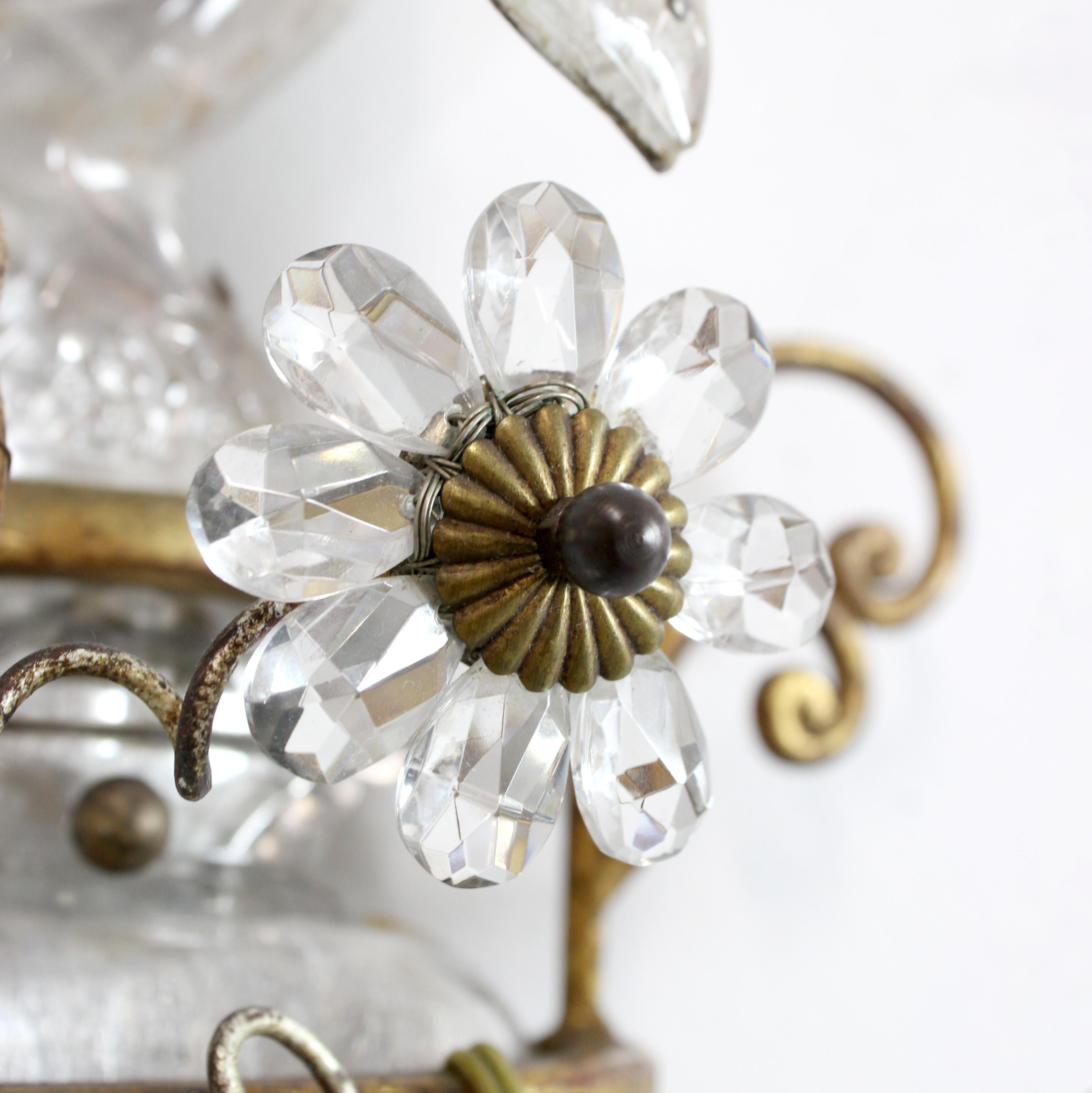 Français Pair of two-light wall lights with parrot motifs in gilt iron and glass en vente