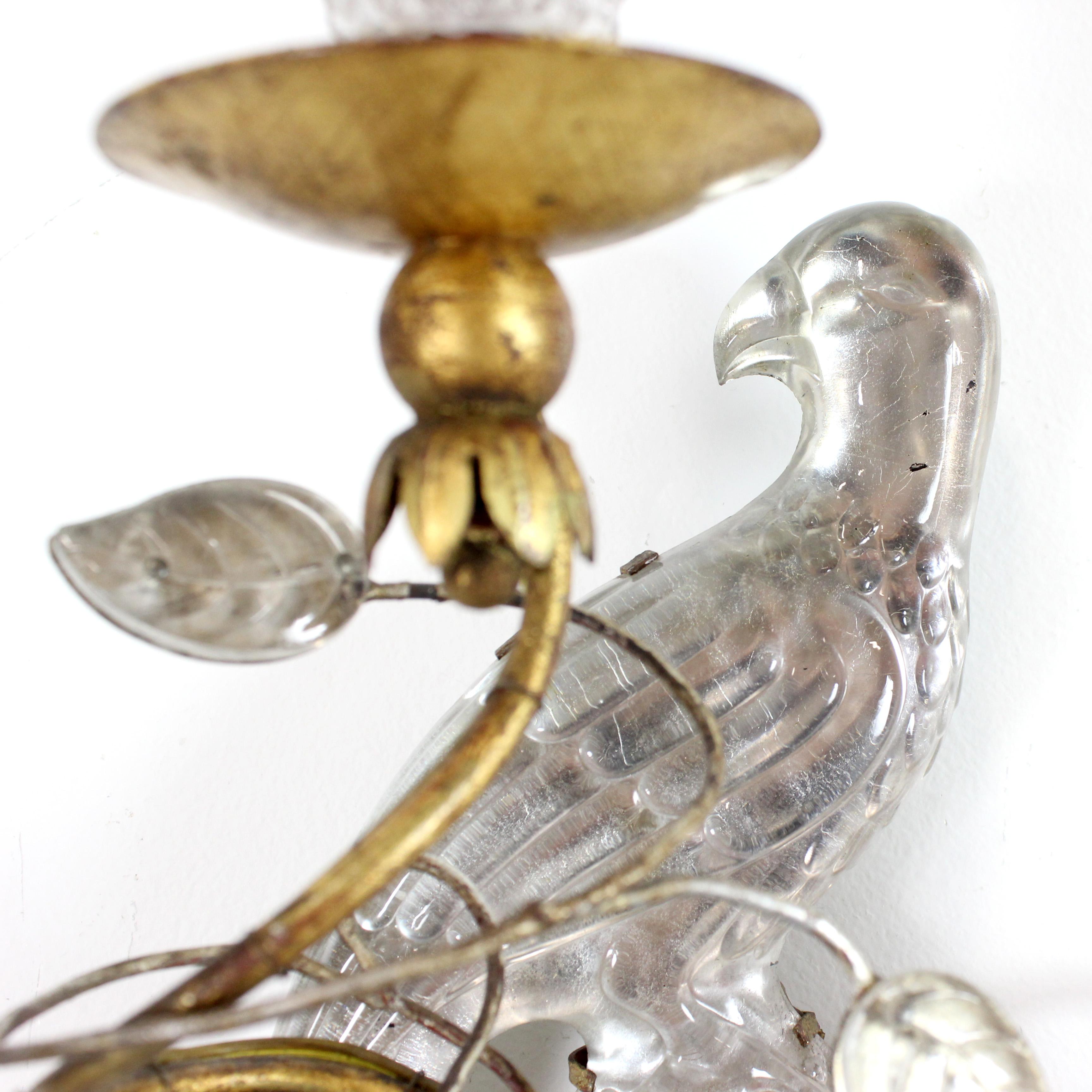 Pair of two-light wall lights with parrot motifs in gilt iron and glass Bon état - En vente à Madrid, España