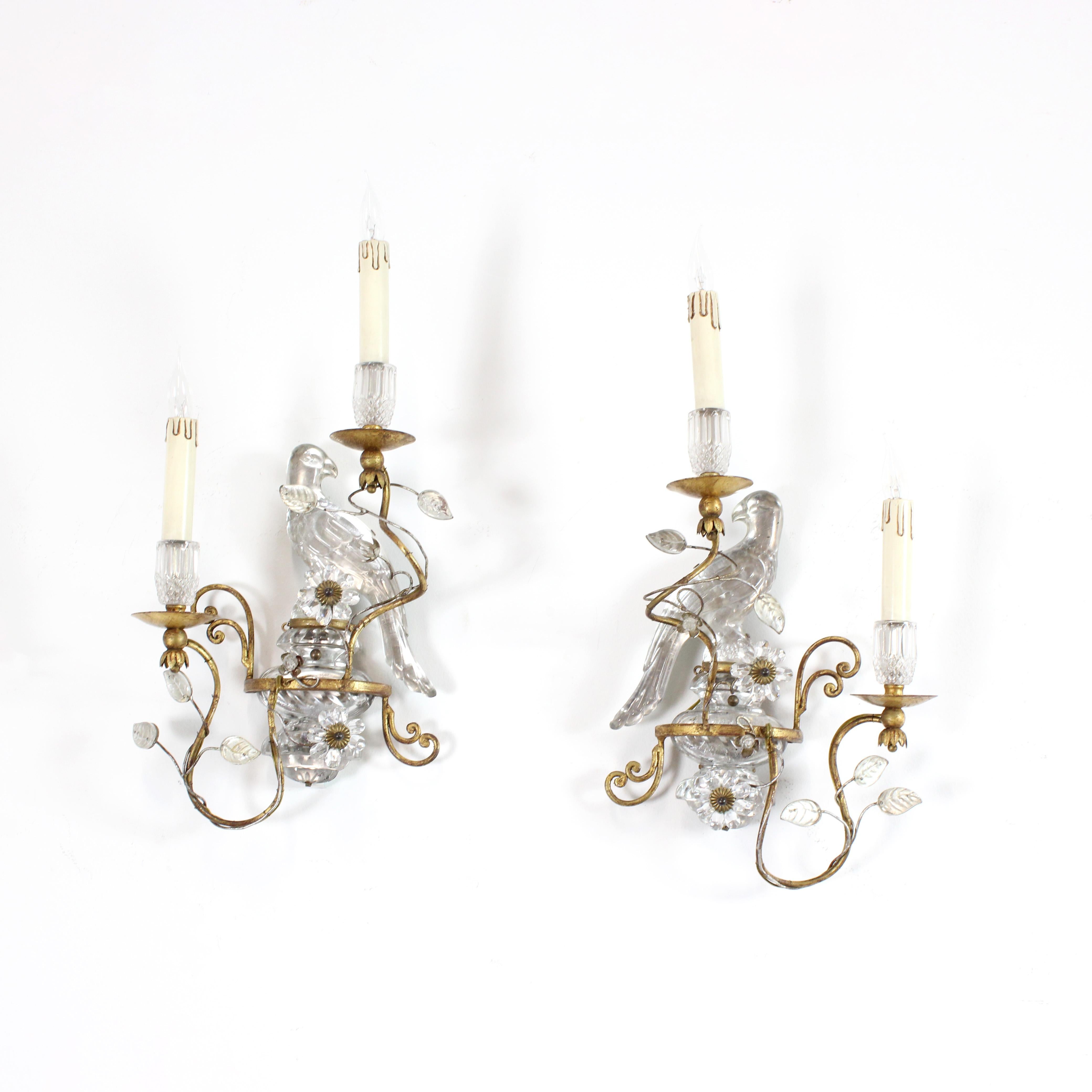 20ième siècle Pair of two-light wall lights with parrot motifs in gilt iron and glass en vente