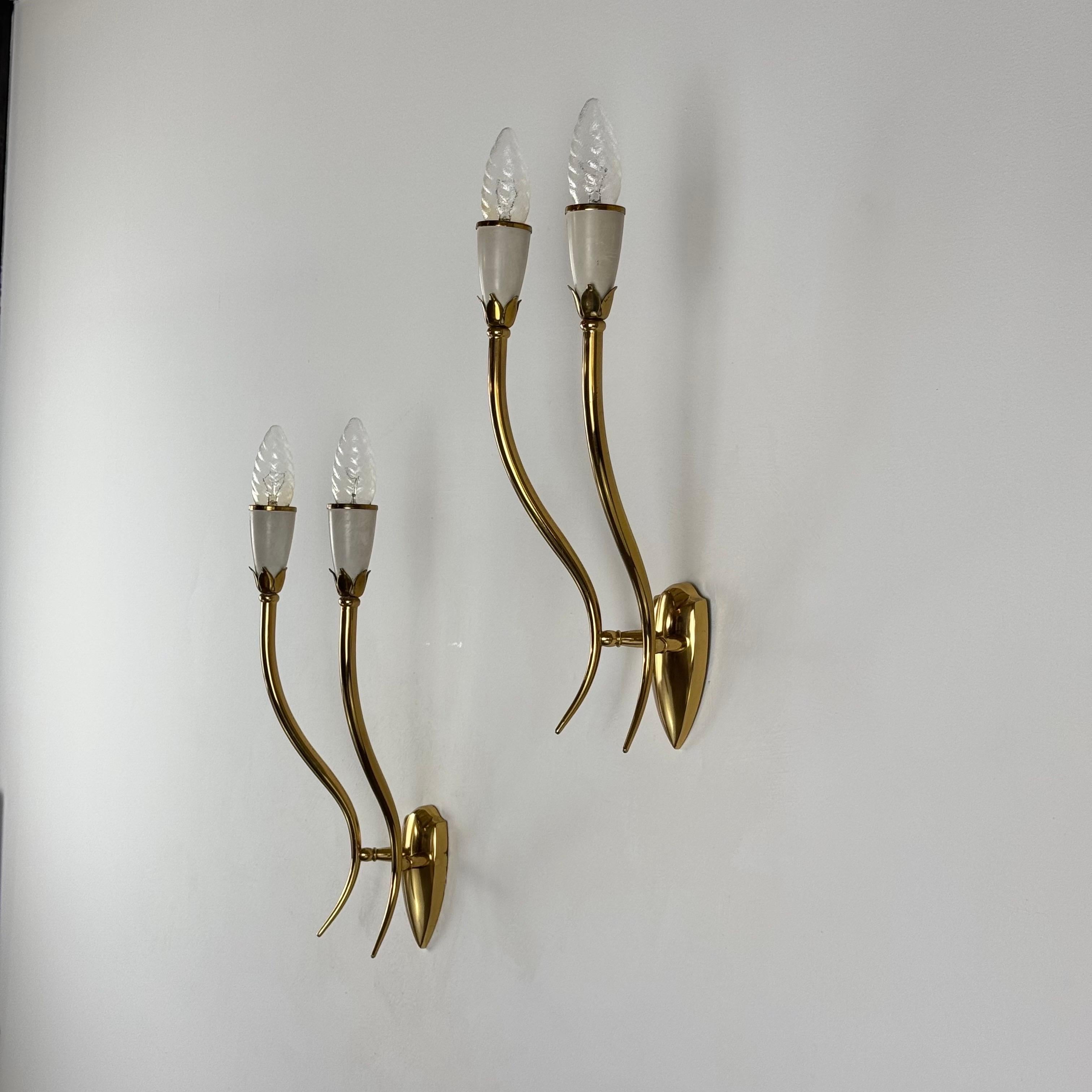 Mid-Century Modern Paire d'appliques murales à deux lumières par Oscar Torlasco pour Lumi Milano, Italie, années 1950 en vente