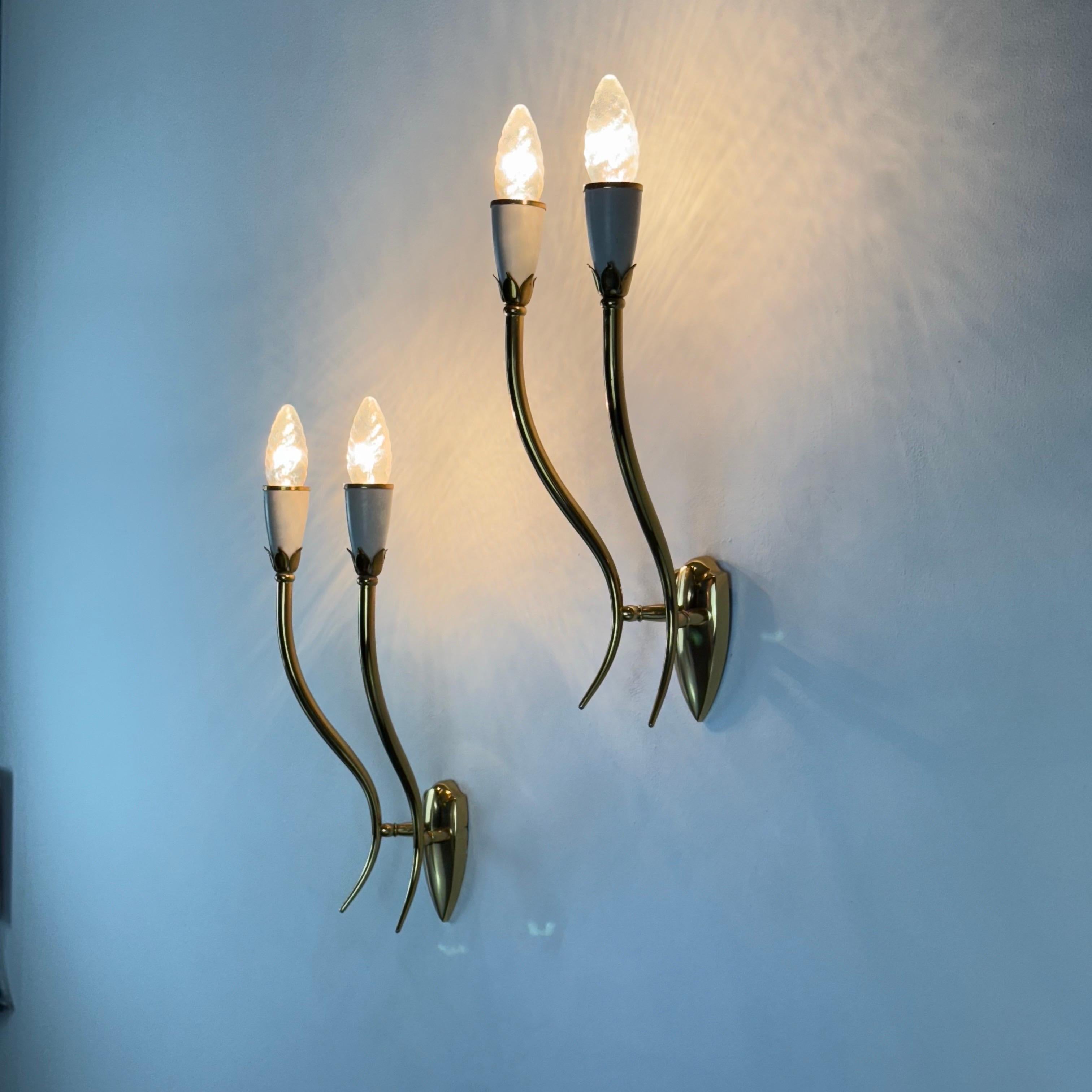 italien Paire d'appliques murales à deux lumières par Oscar Torlasco pour Lumi Milano, Italie, années 1950 en vente