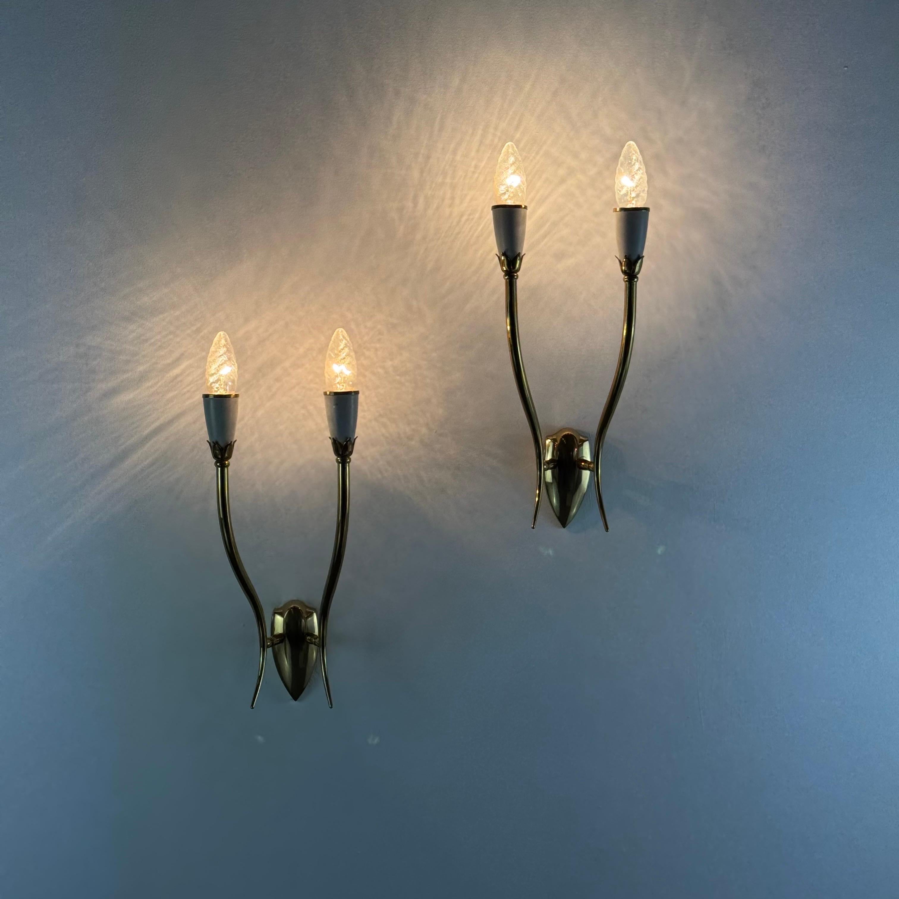 Paire d'appliques murales à deux lumières par Oscar Torlasco pour Lumi Milano, Italie, années 1950 Bon état - En vente à Bagnolo Mella, Brescia