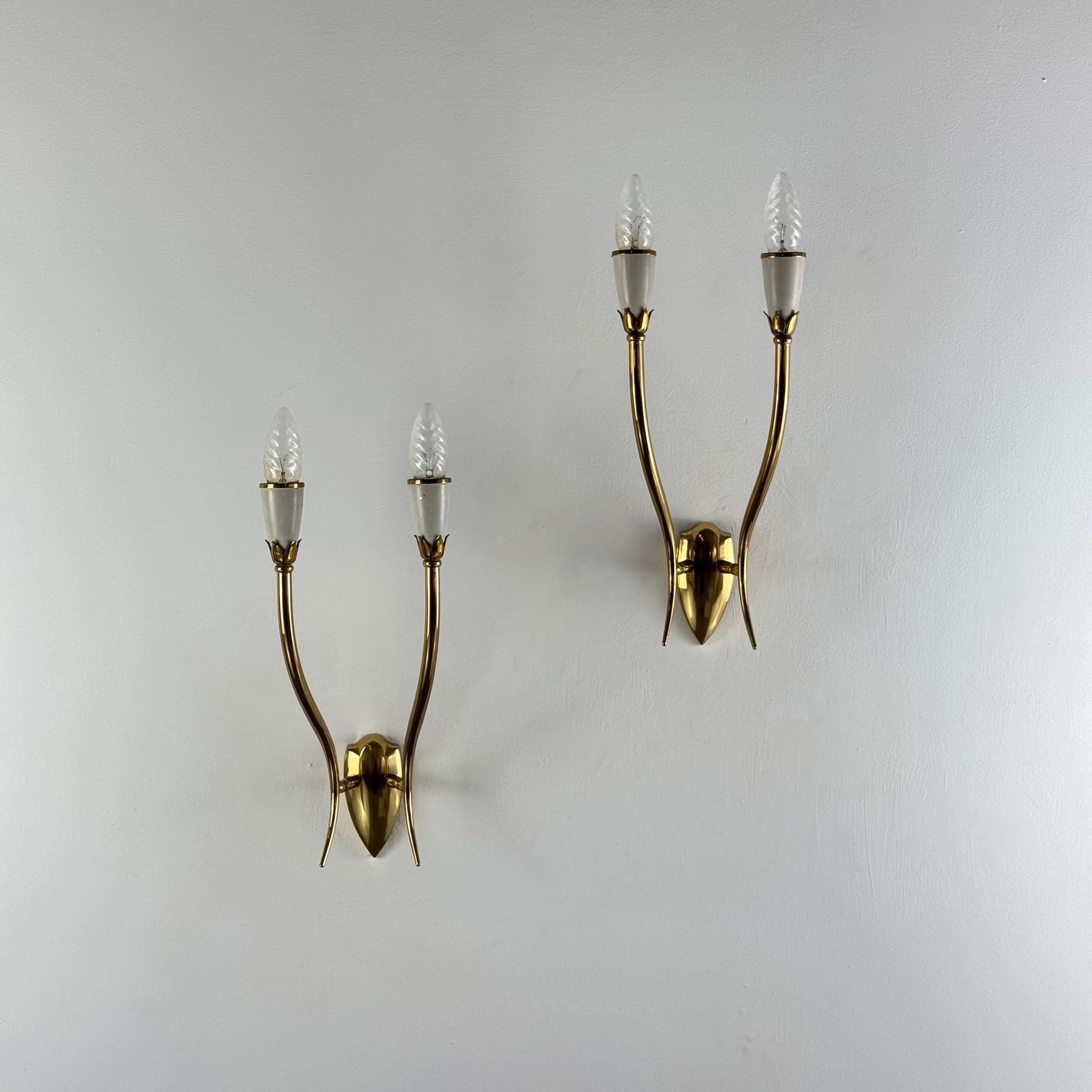 Milieu du XXe siècle Paire d'appliques murales à deux lumières par Oscar Torlasco pour Lumi Milano, Italie, années 1950 en vente