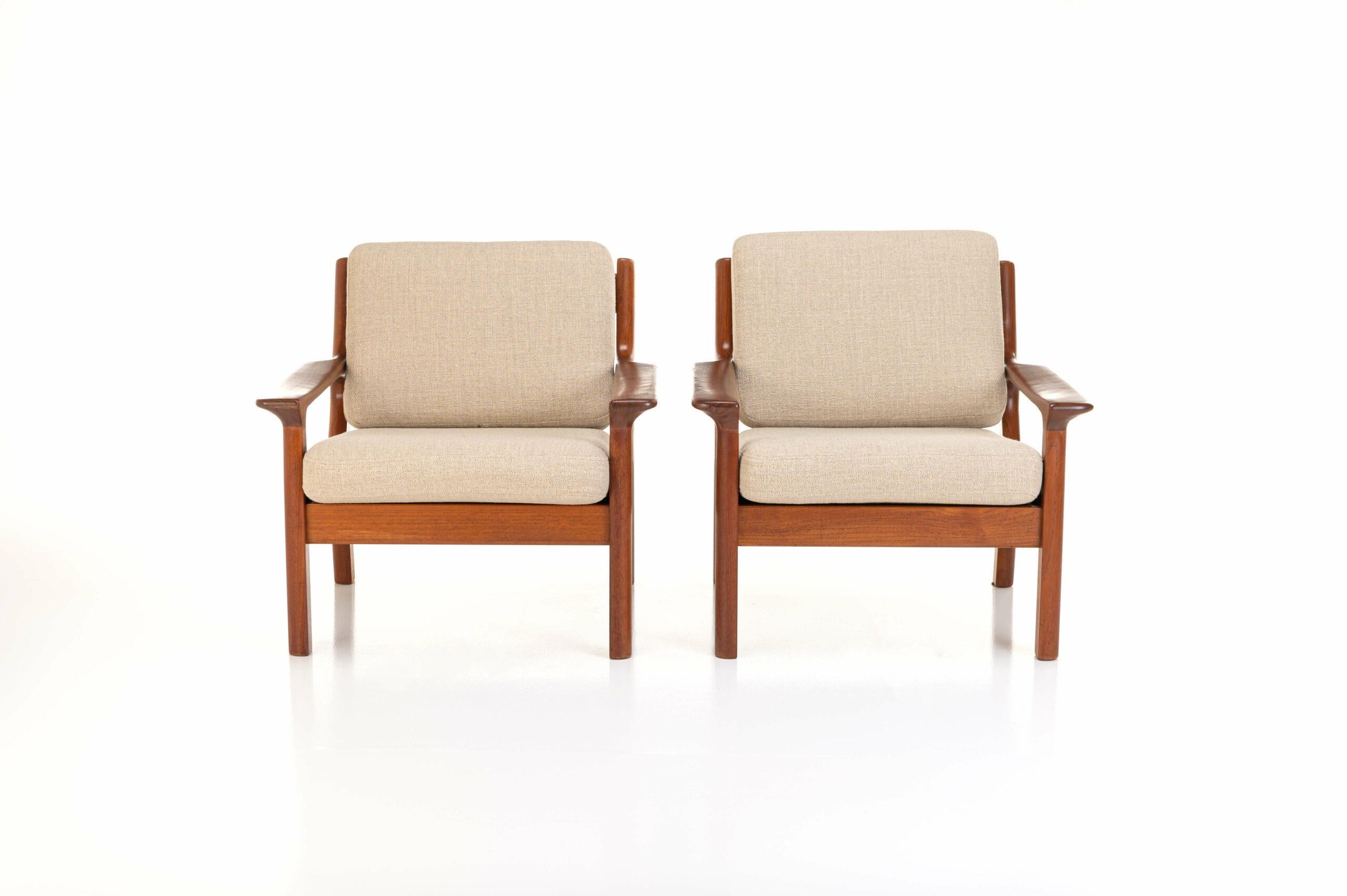 Set of two lounge chairs by Glostrup. The chairs have a teak frame and a new cream beige upholstery.
Sofa is also available.