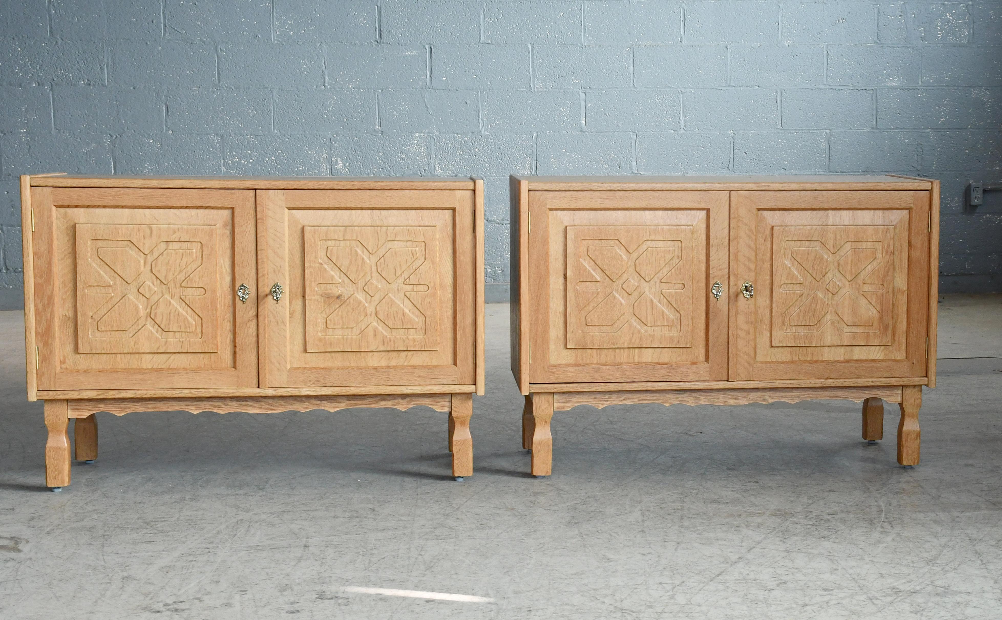 Pareja de dos armarios bajos en roble blanco de Henry Kjærnulf, Dinamarca ca. 1970 Sueco en venta