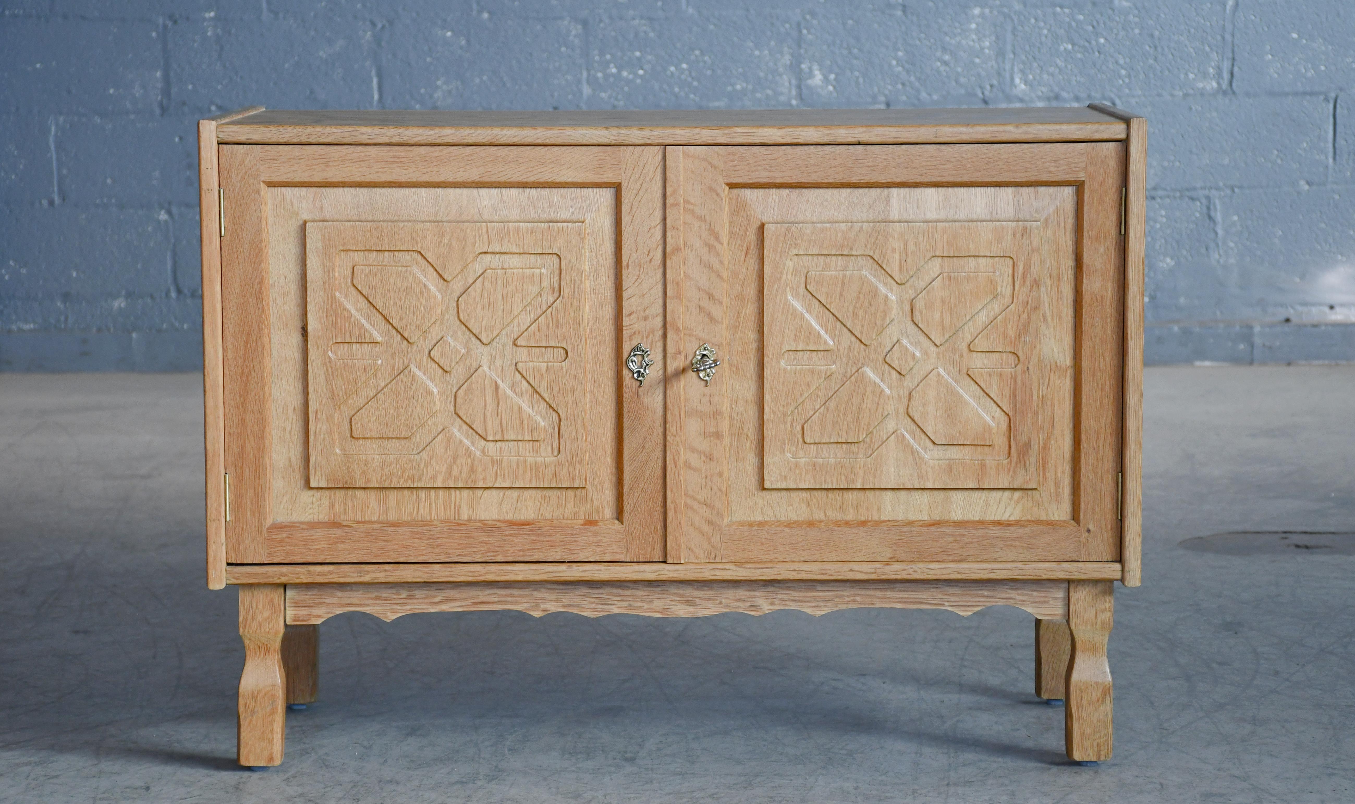 Pareja de dos armarios bajos en roble blanco de Henry Kjærnulf, Dinamarca ca. 1970 Roble en venta