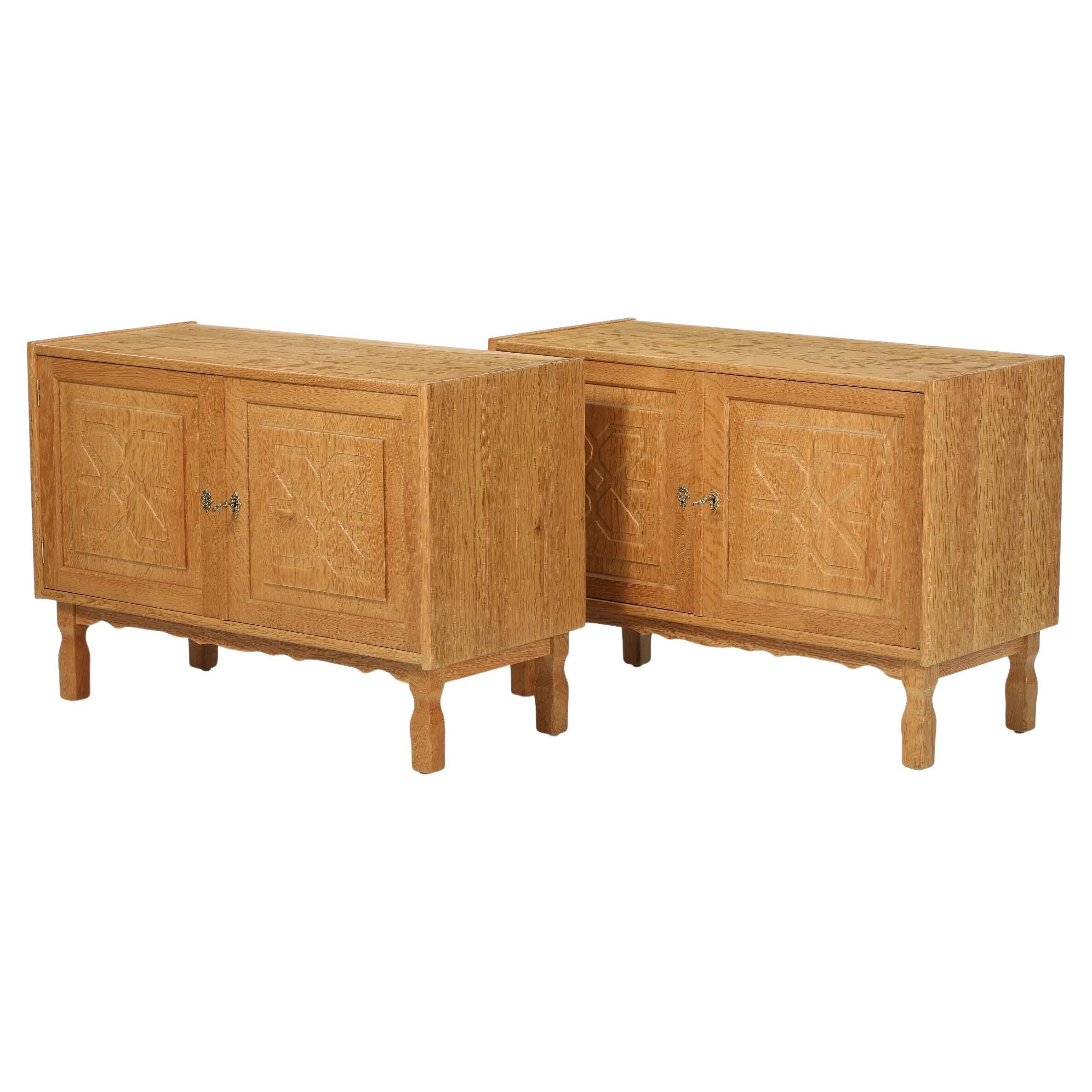 Paire de deux armoires basses en Oak blanc par Henry Kjærnulf, Danemark vers 1970