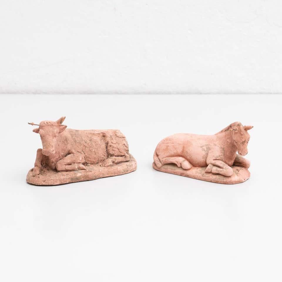 Figure tradizionali spagnole in argilla della metà del XX secolo raffiguranti un toro e un mulo.    Realizzato a Barcellona, Spagna.    In condizioni originali, con lievi usure dovute all'età e all'uso, che conservano una bella patina.    Materiali: