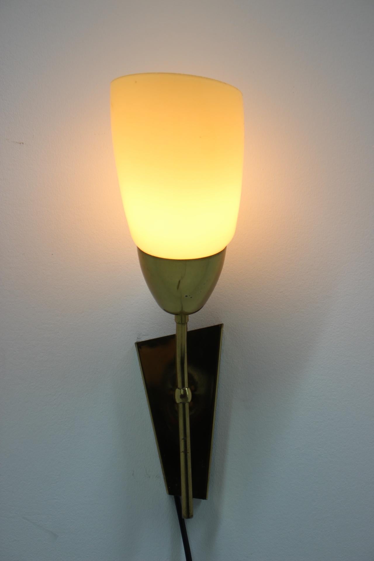 Zwei Mid-Century-Wandlampen von Kamenicky Senov, 1960er Jahre, Paar (Moderne der Mitte des Jahrhunderts) im Angebot