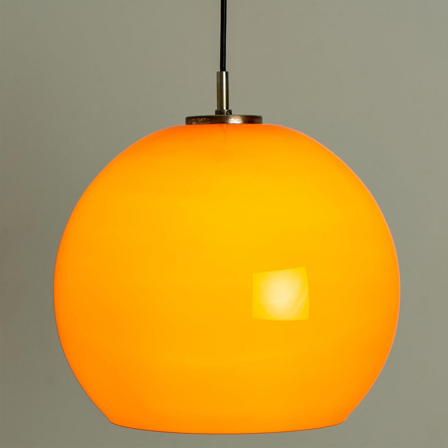 Paar orangefarbene mundgeblasene Peill Putzler-Pendelleuchten, 1970er Jahre im Angebot 5
