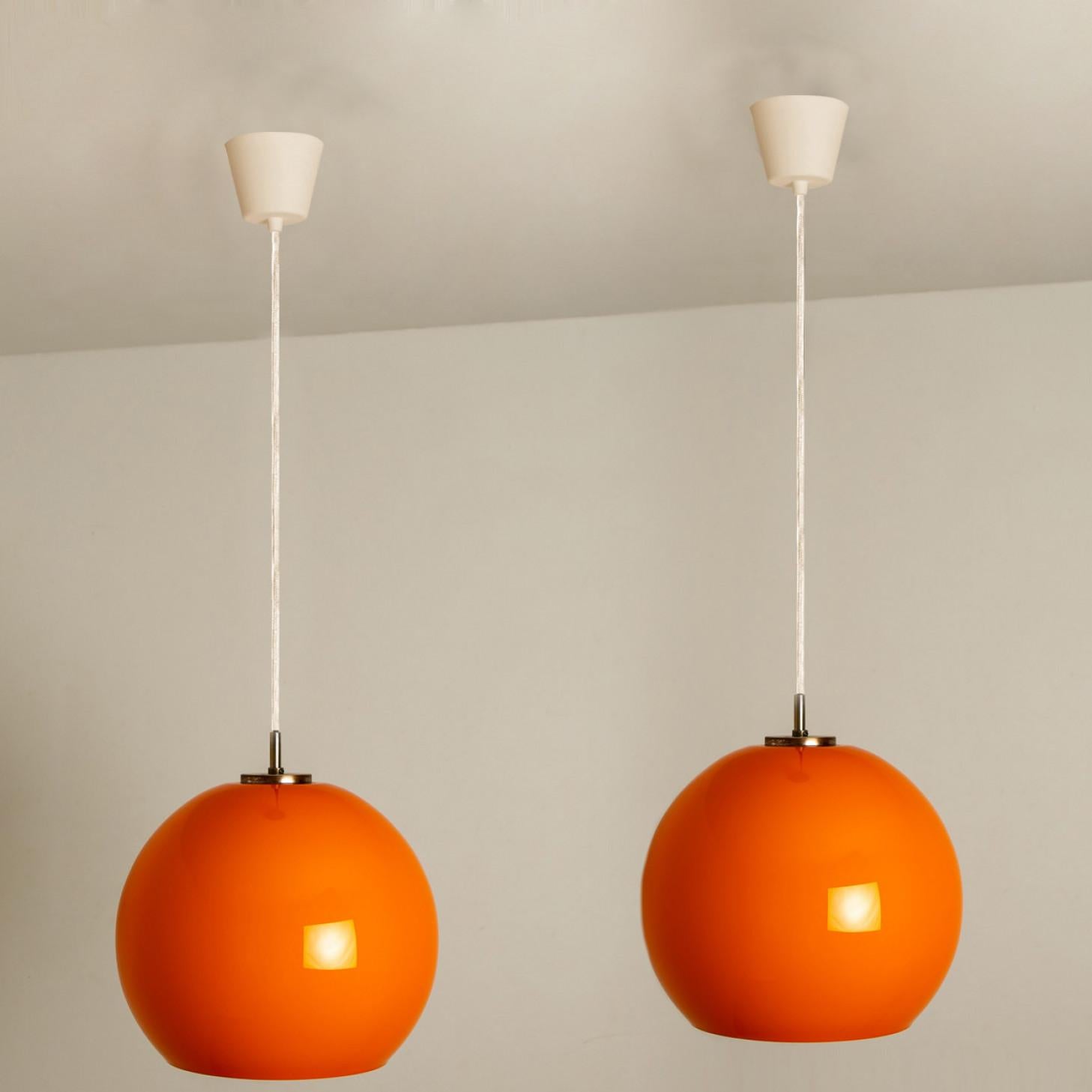 Paire de deux lampes à suspension Putzler soufflées orange, années 1970 en vente 6