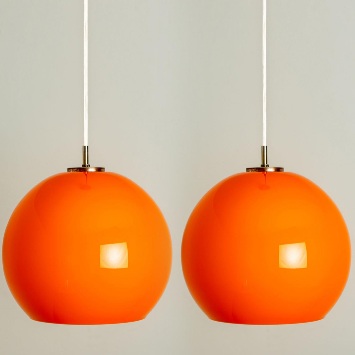 Paire de deux lampes à suspension Putzler soufflées orange, années 1970 en vente 7