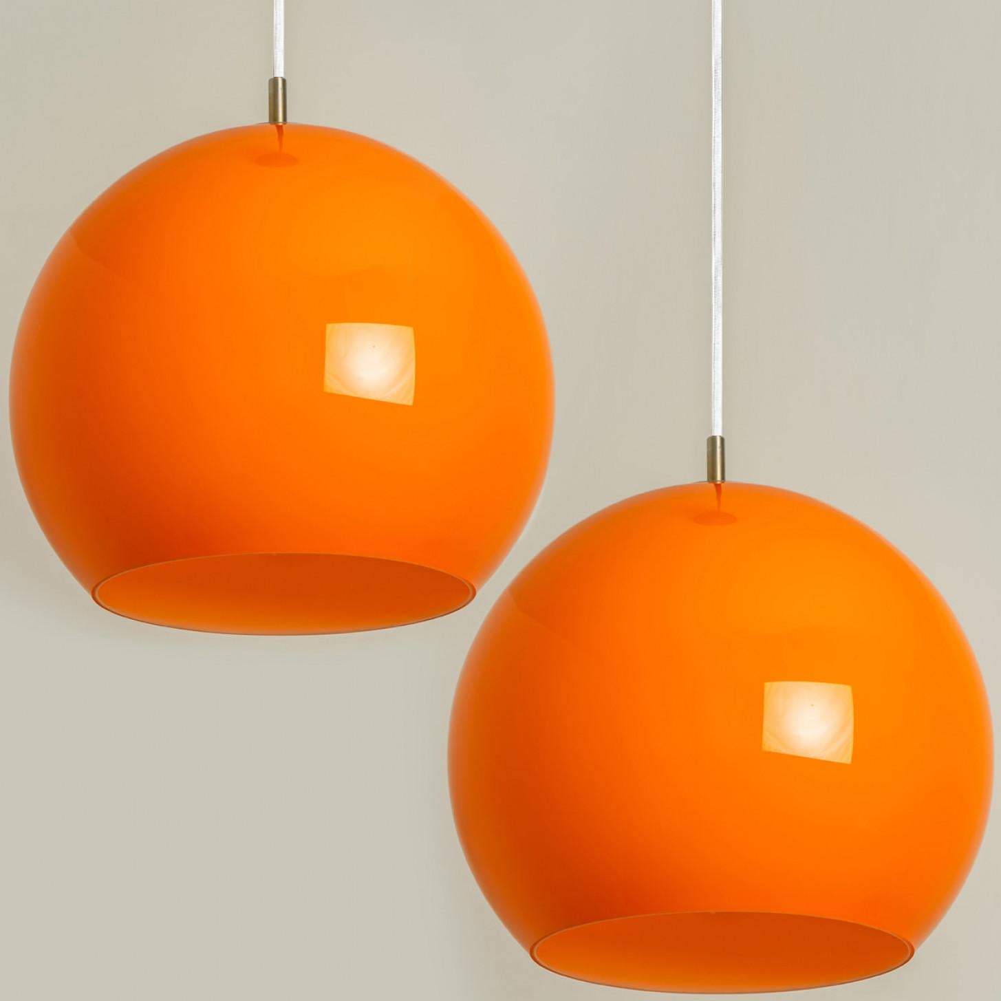 Paar orangefarbene mundgeblasene Peill Putzler-Pendelleuchten, 1970er Jahre im Angebot 8