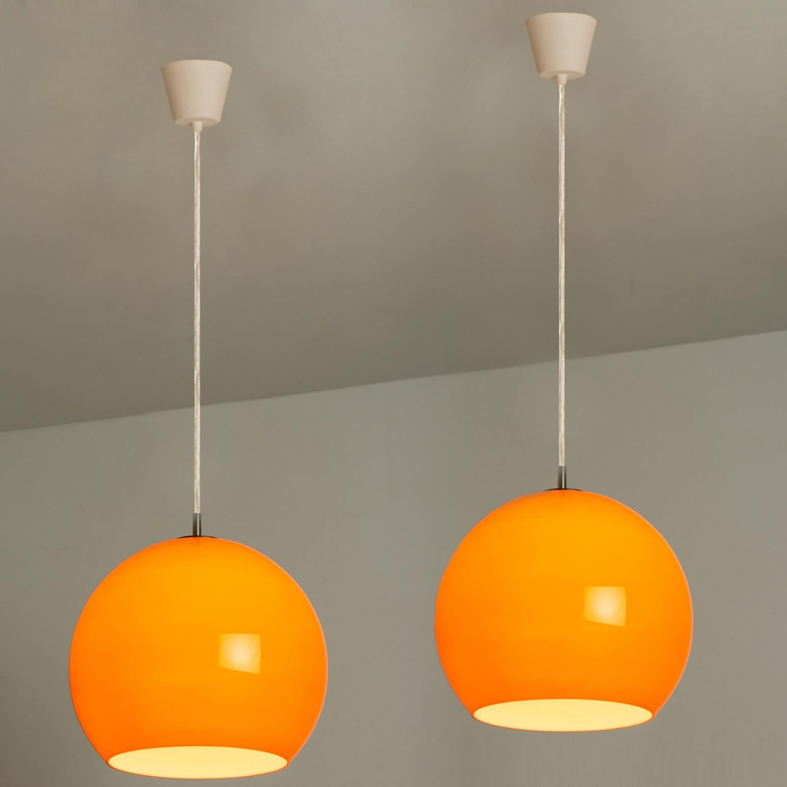 Paire de deux lampes à suspension Putzler soufflées orange, années 1970 en vente 9
