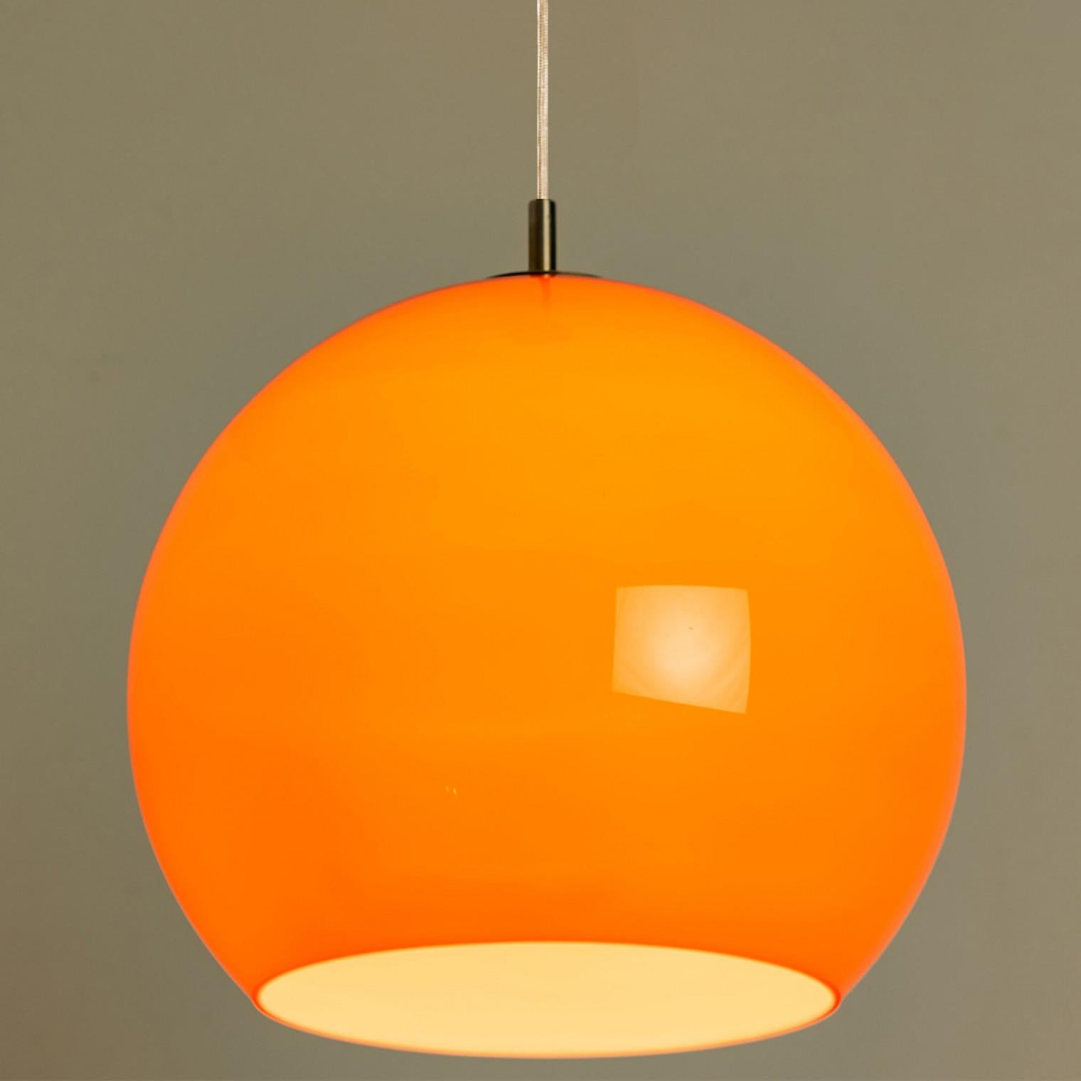 Paire de deux lampes à suspension Putzler soufflées orange, années 1970 en vente 10