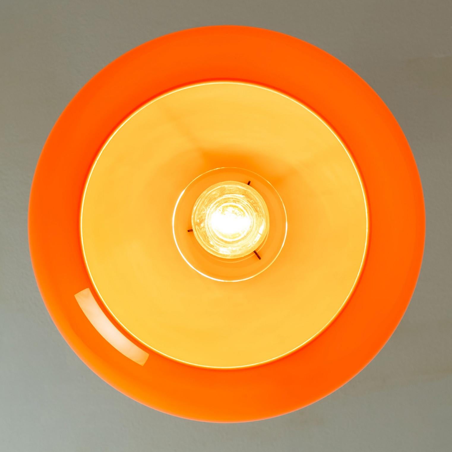Paar orangefarbene mundgeblasene Peill Putzler-Pendelleuchten, 1970er Jahre im Angebot 11