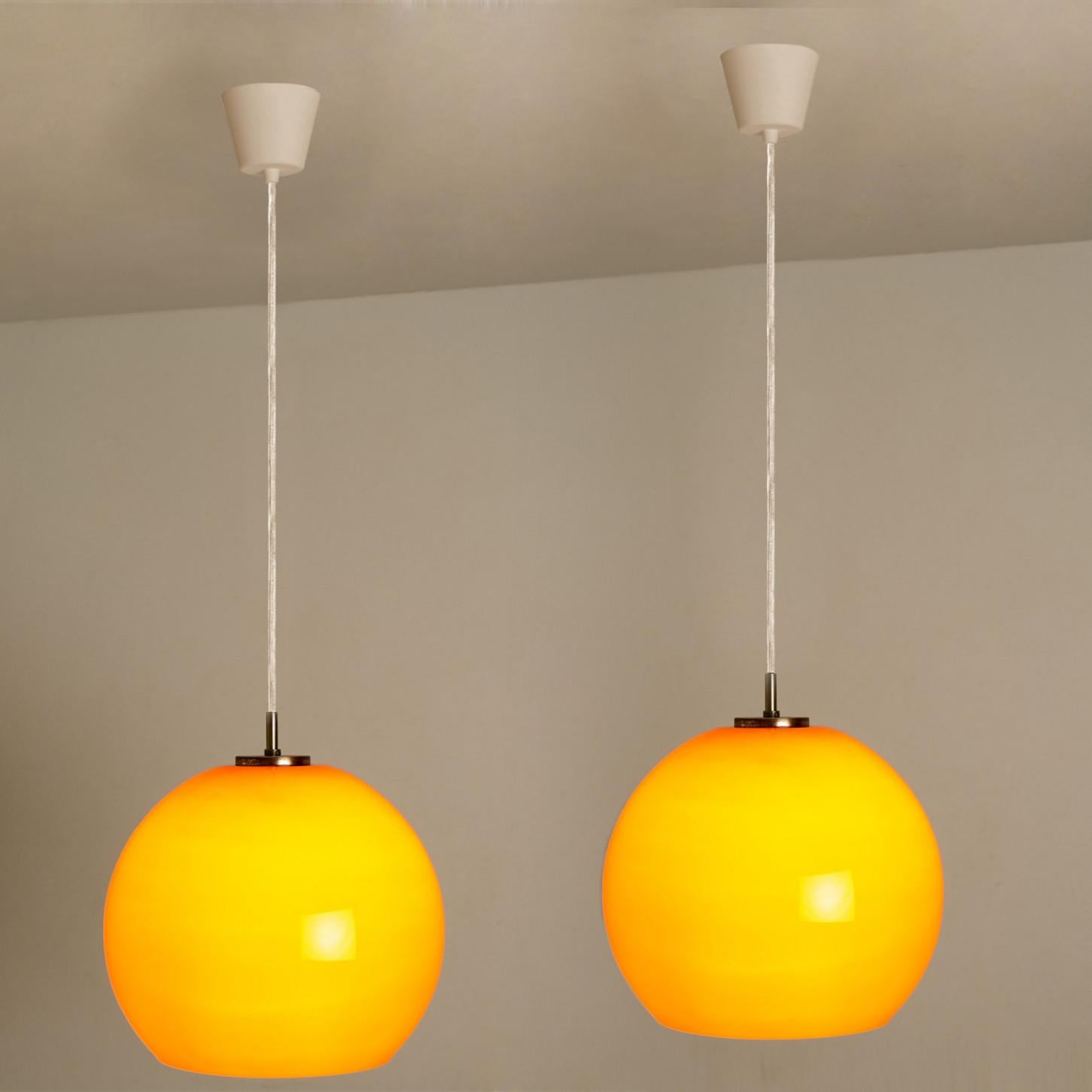 Paire de deux lampes à suspension Putzler soufflées orange, années 1970 en vente 12