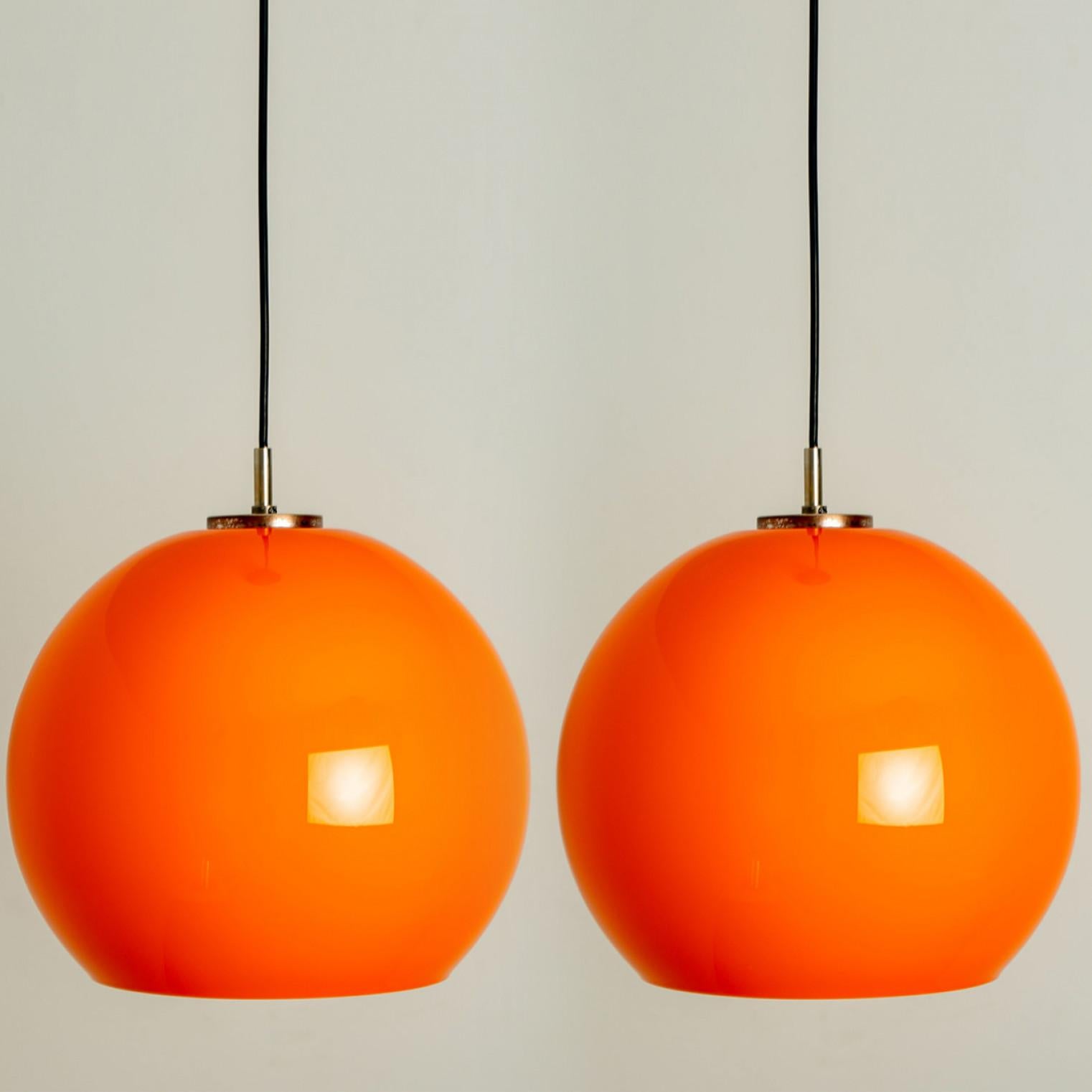 Space Age Coppia di due lampade a sospensione Peill & Putzler soffiato arancione, anni '70 in vendita