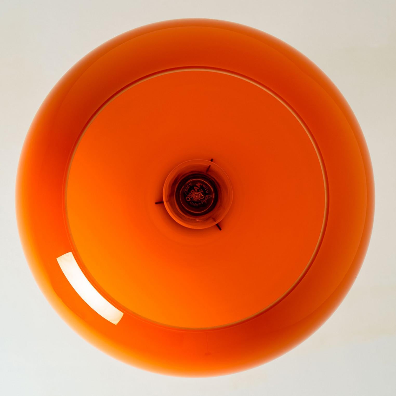 Paar orangefarbene mundgeblasene Peill Putzler-Pendelleuchten, 1970er Jahre (Deutsch) im Angebot