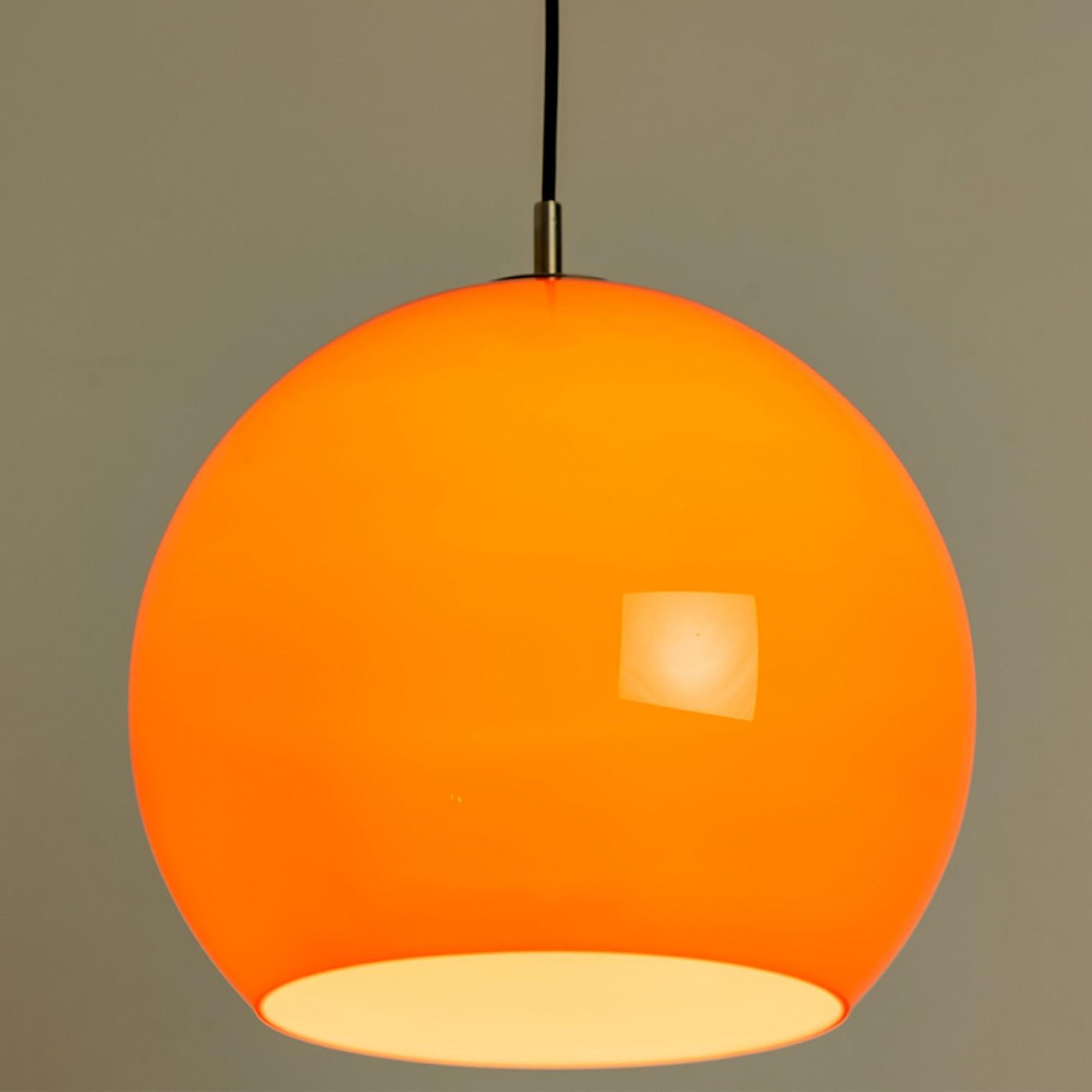 Autre Paire de deux lampes à suspension Putzler soufflées orange, années 1970 en vente