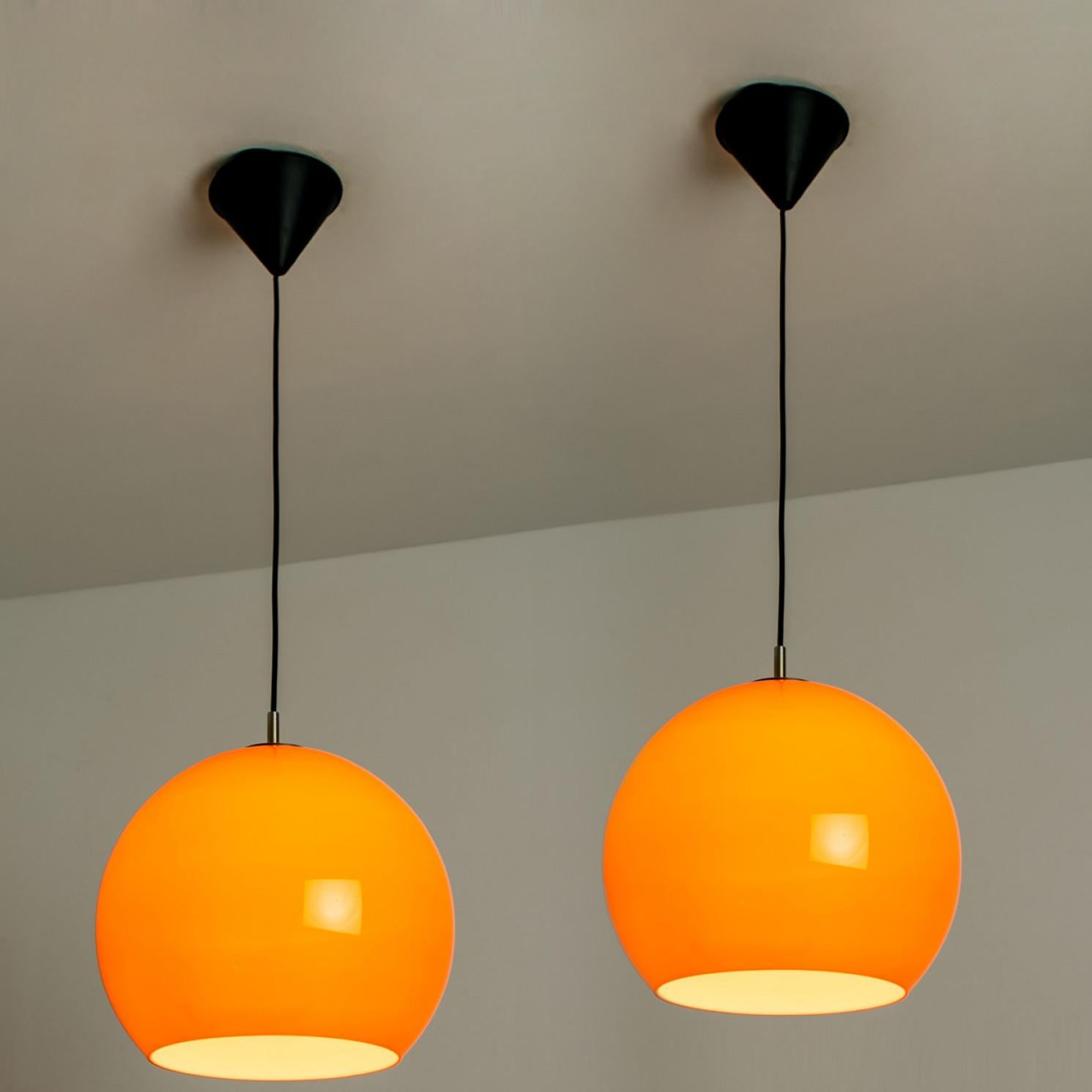 Paire de deux lampes à suspension Putzler soufflées orange, années 1970 Bon état - En vente à Rijssen, NL