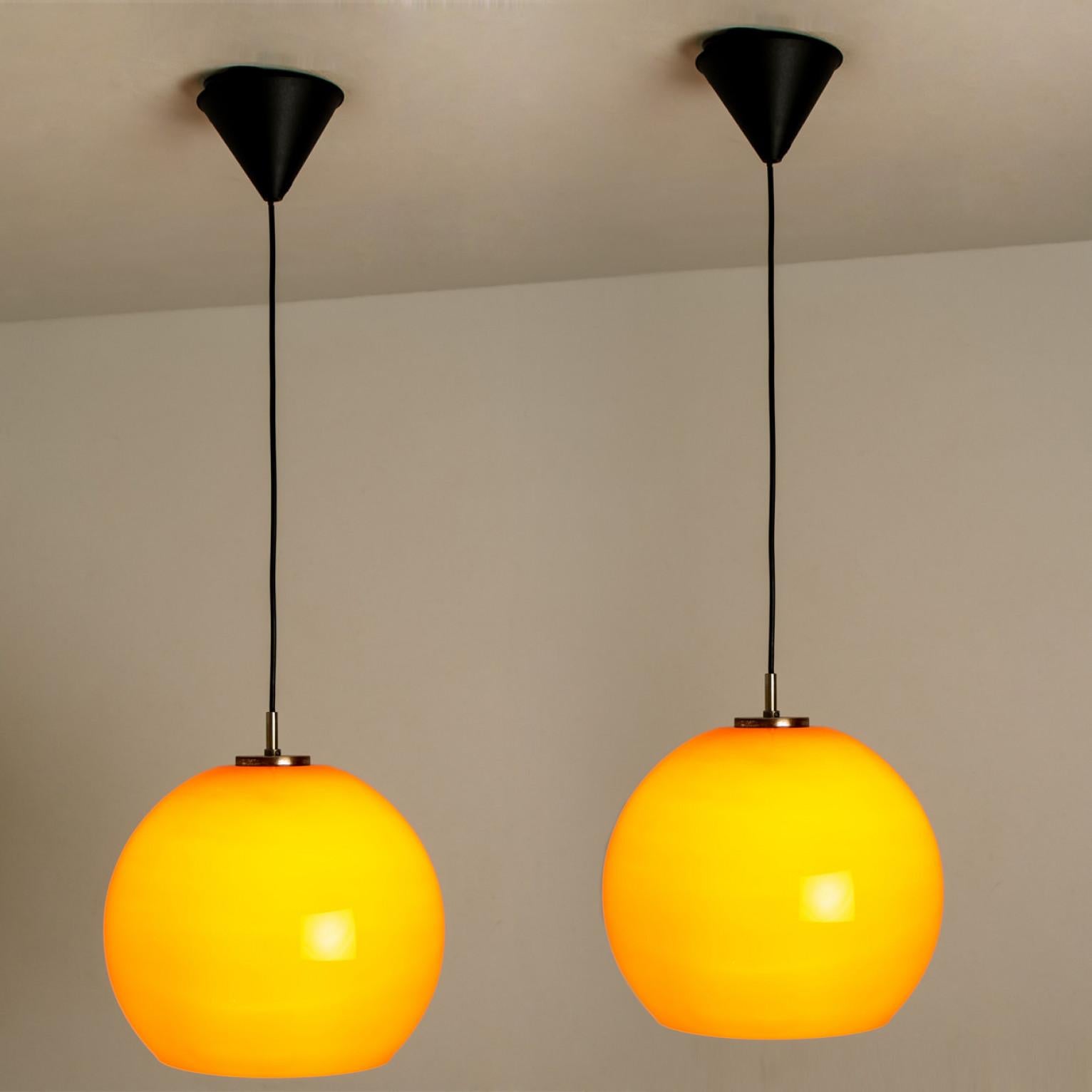 20ième siècle Paire de deux lampes à suspension Putzler soufflées orange, années 1970 en vente