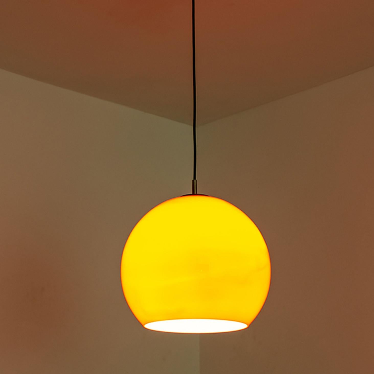 Verre Paire de deux lampes à suspension Putzler soufflées orange, années 1970 en vente