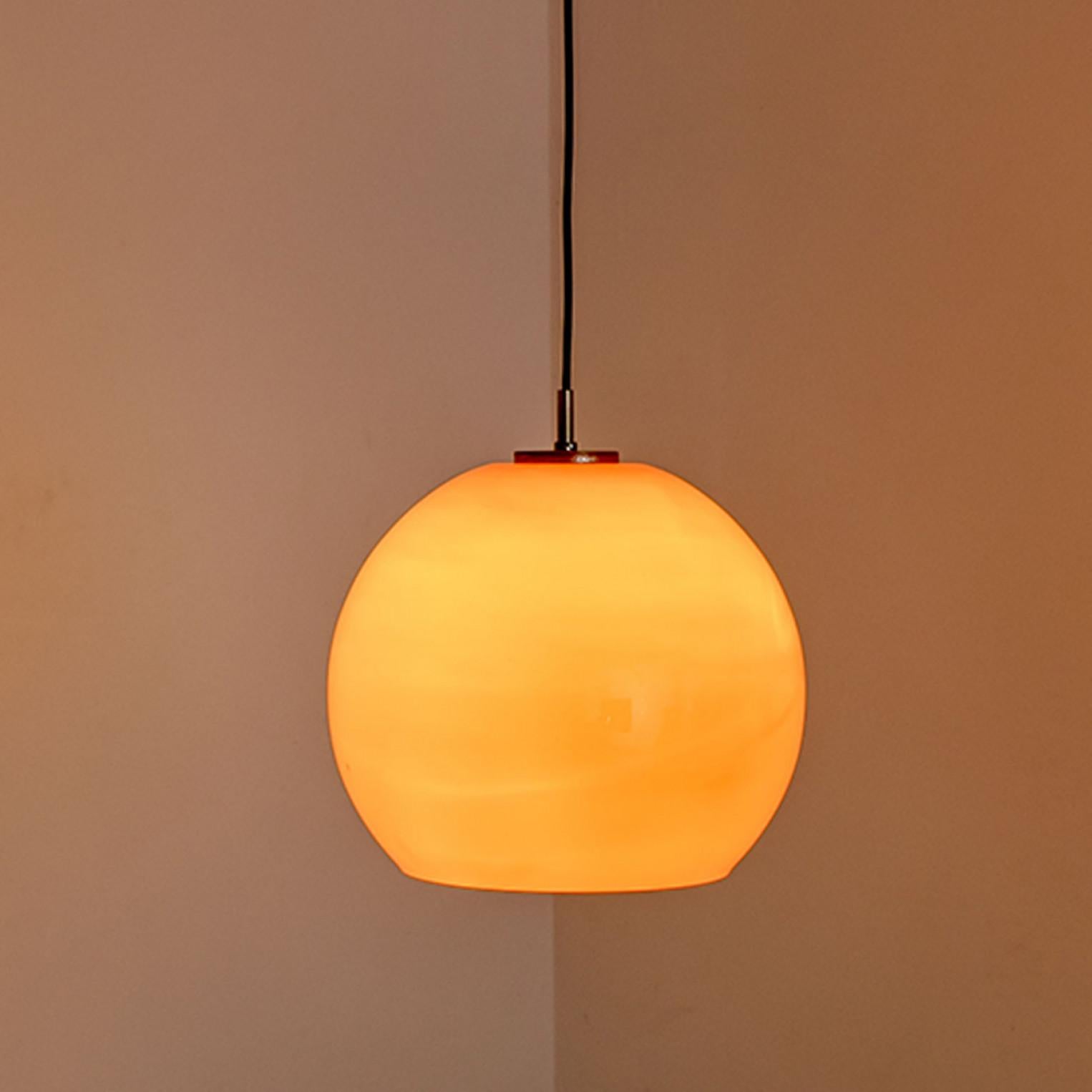 Paire de deux lampes à suspension Putzler soufflées orange, années 1970 en vente 1
