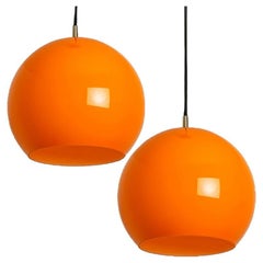 Paar orangefarbene mundgeblasene Peill Putzler-Pendelleuchten, 1970er Jahre