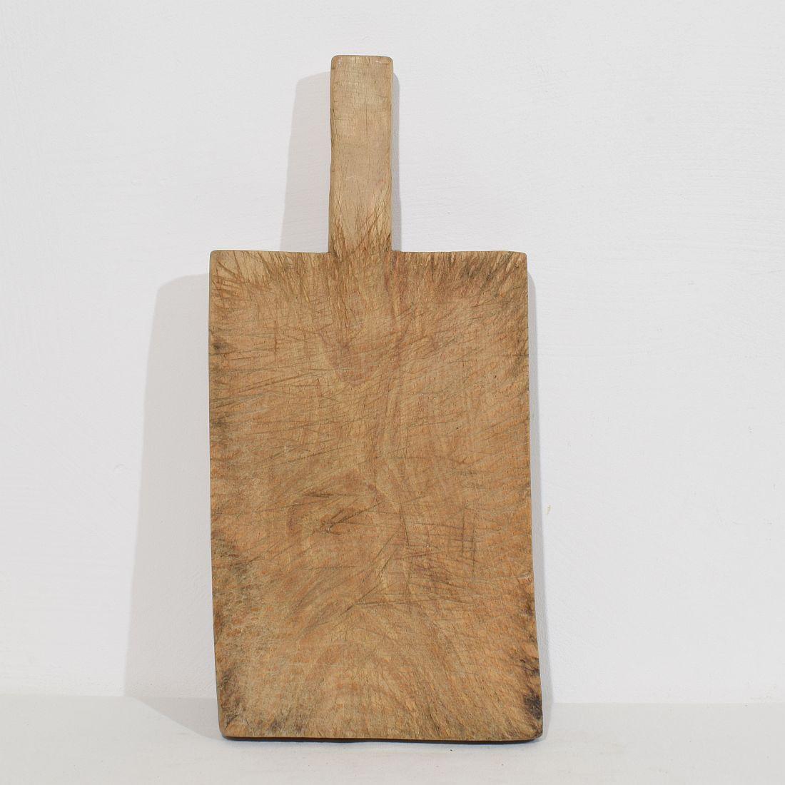 Schönes Paar von zwei hölzernen Schneidebrettern mit einer schönen Patina. Ein tolles Statement auf Ihrer Arbeitsplatte,
Frankreich, ca. 1850-1900. Verwittert. Maße: H:39-47,5cm  B:18,5-22,5cm T:3-4cm 
Bei Bedarf werden die Gegenstände gegen