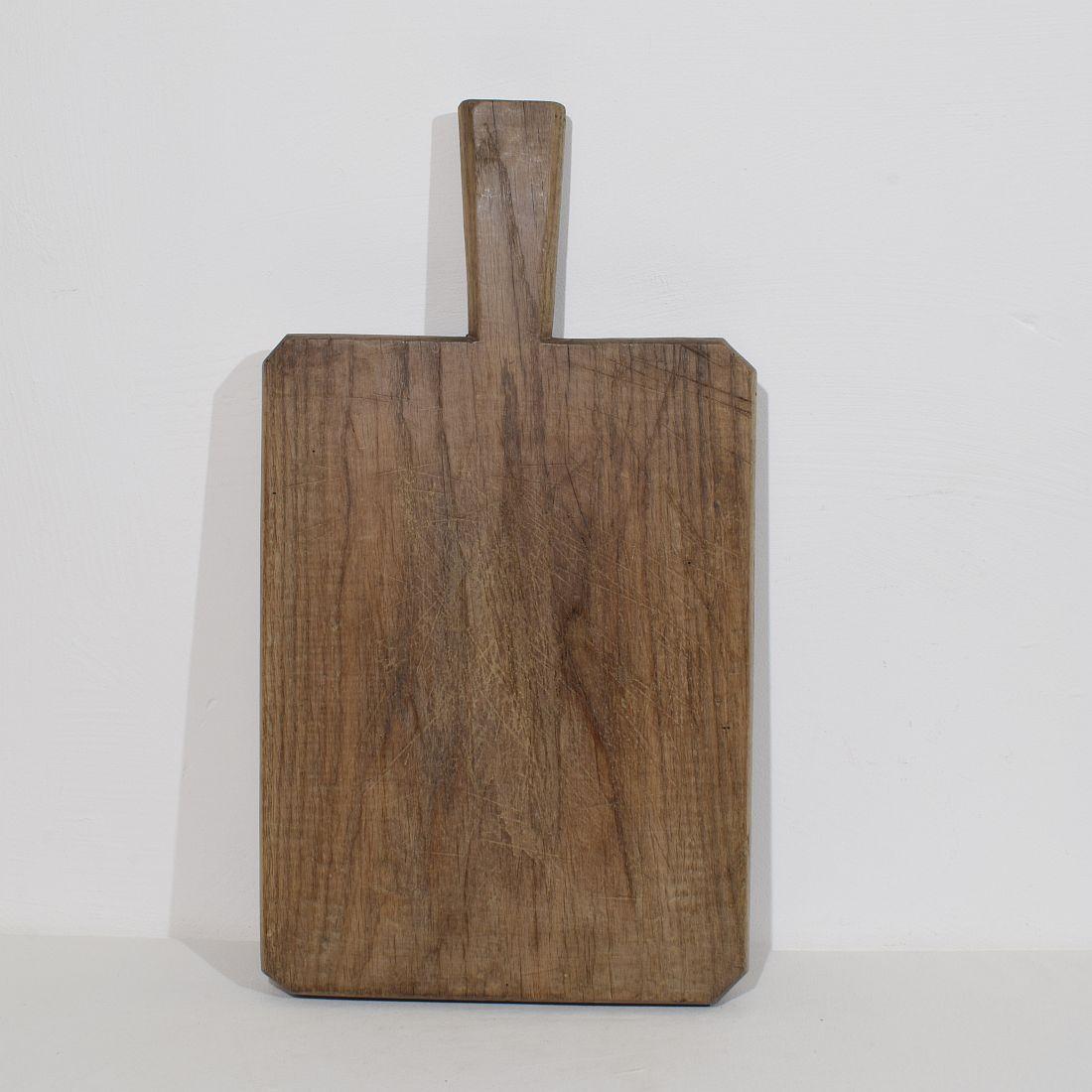 Belle paire de deux planches à découper en bois avec une belle patine. Une belle déclaration sur votre comptoir,
France, vers 1850-1900. Météorisé. Mesures : H:40/59cm  L:23/32cm P:3,5-4cm 
Si nécessaire, les articles ont été traités contre les vers