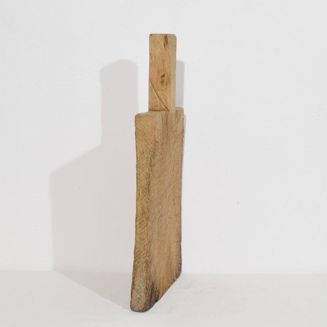 Zwei seltene französische Schneidebretter aus Holz aus dem 19. (Handgeschnitzt) im Angebot
