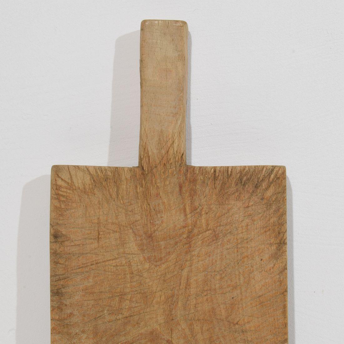 Zwei seltene französische Schneidebretter aus Holz aus dem 19. im Zustand „Gut“ im Angebot in Buisson, FR