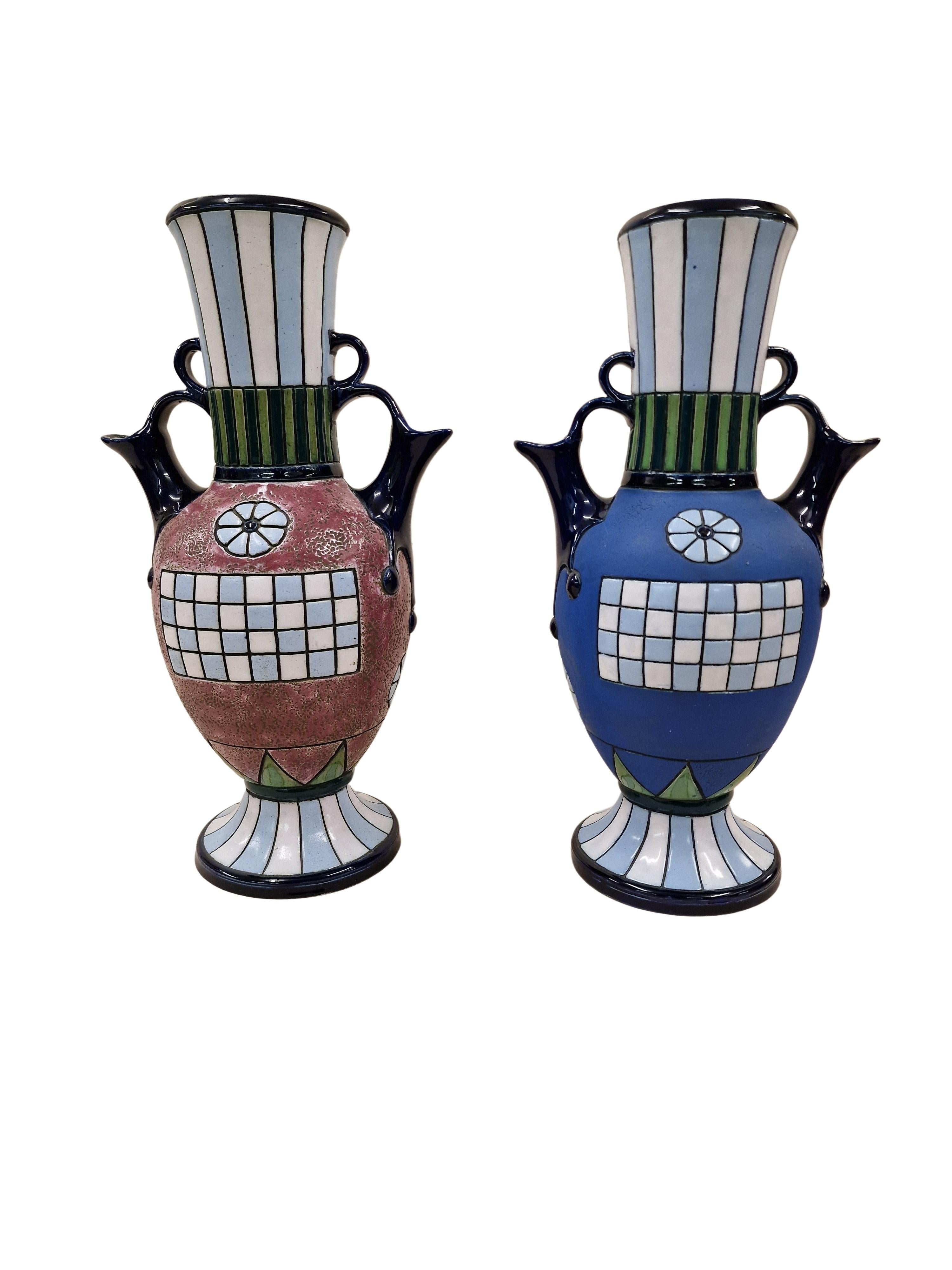 Paar sehr seltene Vasen / Krüge des bekannten Herstellers Amphora, die beidseitig verwendbar sind, hergestellt um 1915 in der Tschechischen Republik. 

Das außergewöhnliche Paar hat die gleiche Größe, ist aber in Farbe und Dekor unterschiedlich.