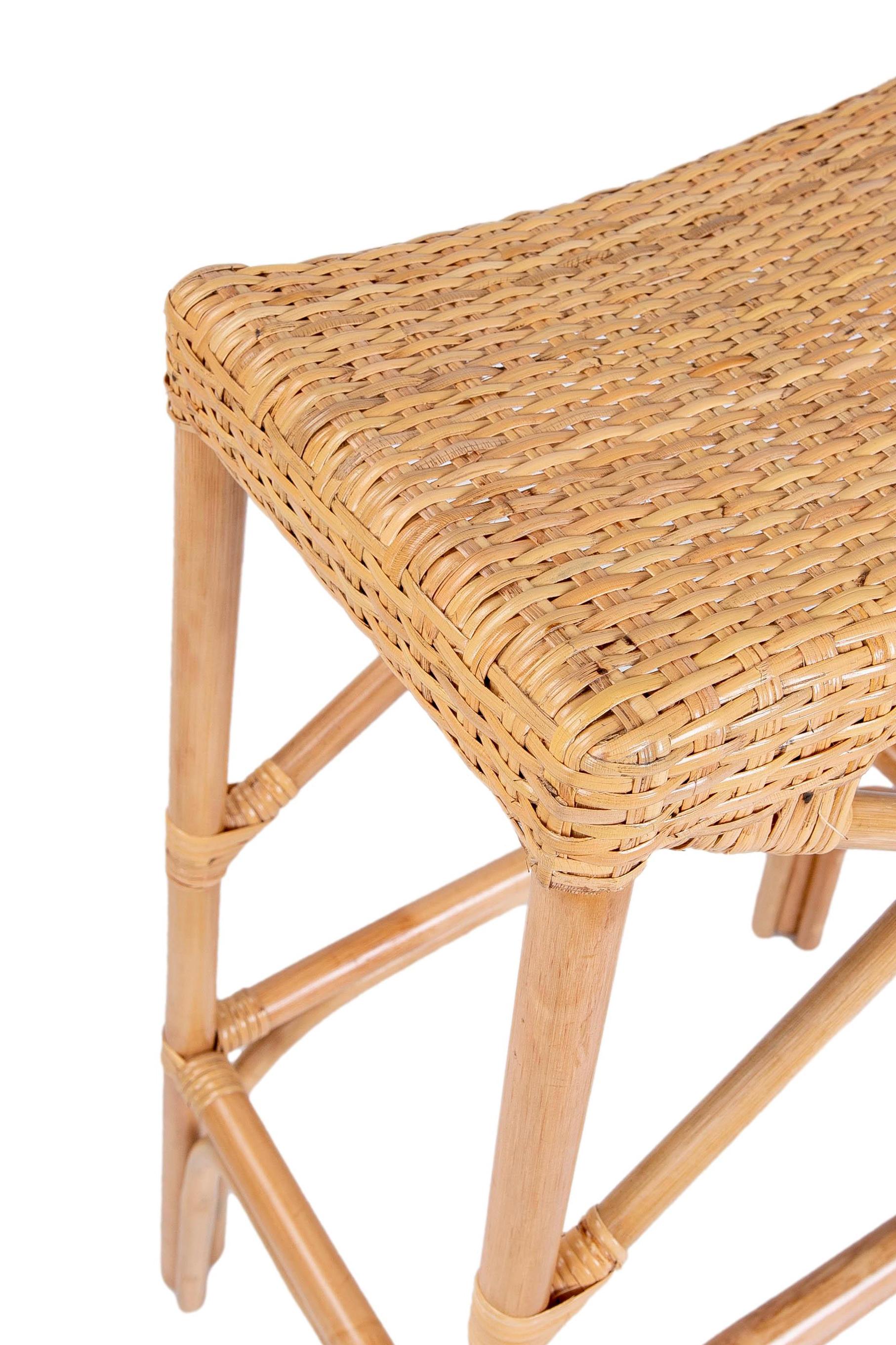 Paar Barhocker aus Rattan und Korbweide mit ineinander verschlungenen Sitzen im Angebot 10