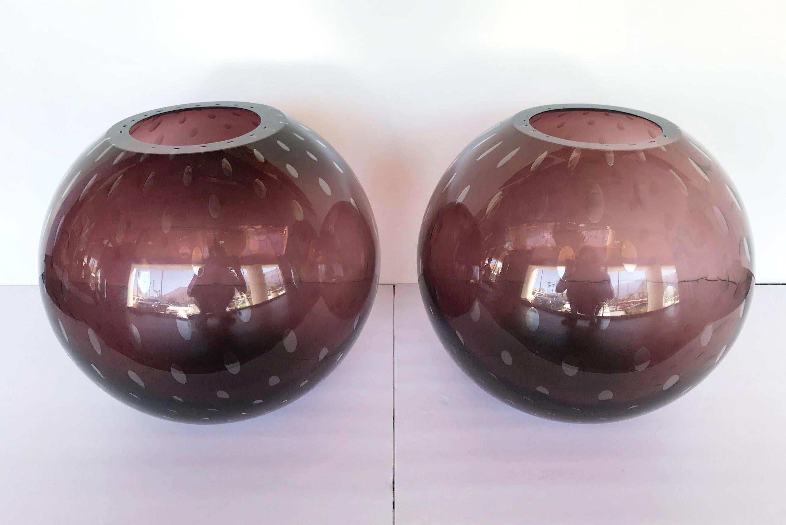 Pair of two signed Murano hand blown vases by Alberto Dona, 21st century.

Italian vases or sculptures in thick amethyst purple murano glass blown with bubbles inside the glass in Pulegoso technique by Alberto Dona Signature engraved on the base /