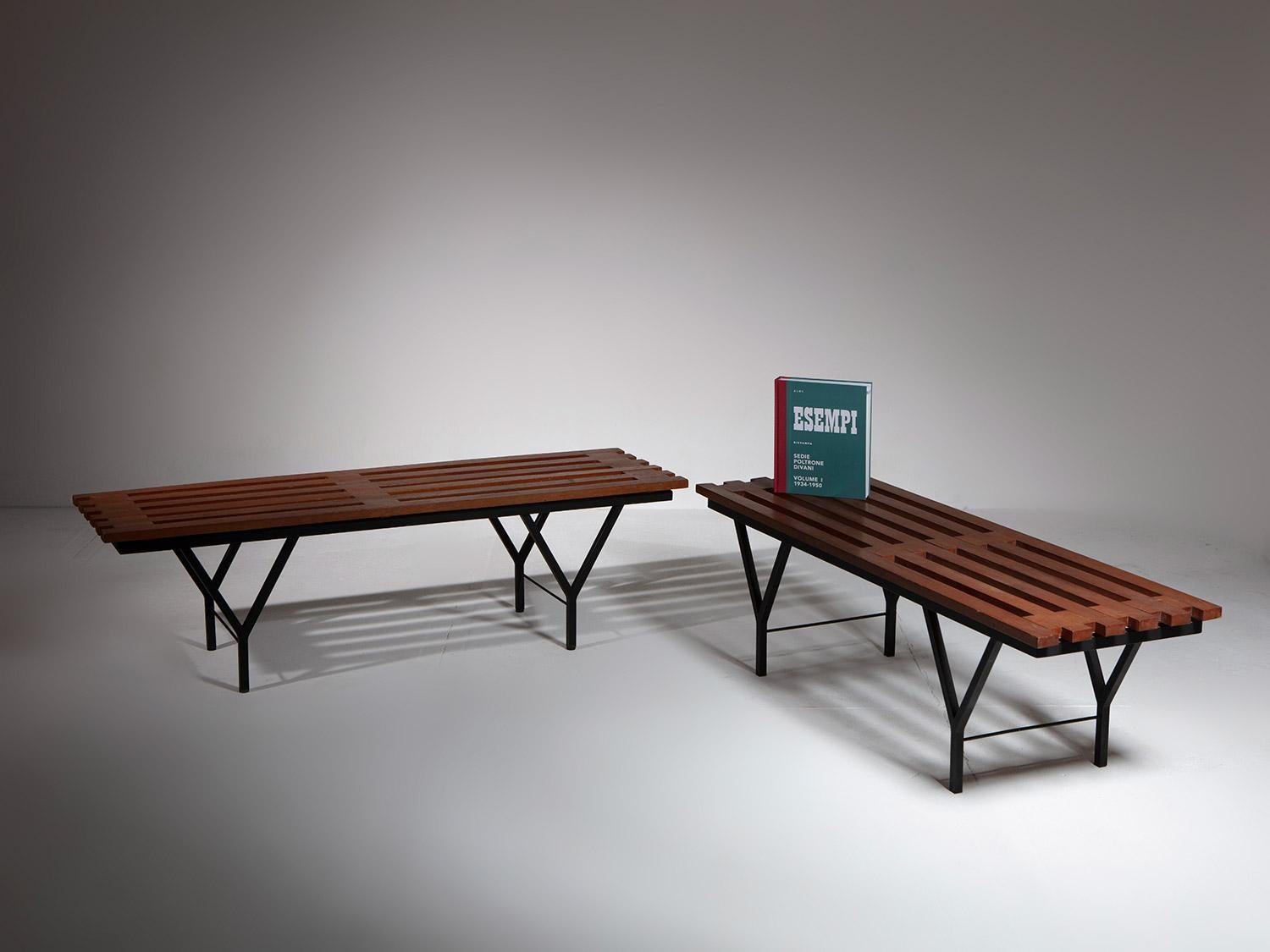 Pareja de dos bancos metálicos de madera maciza, Italia, años 60 en venta 4