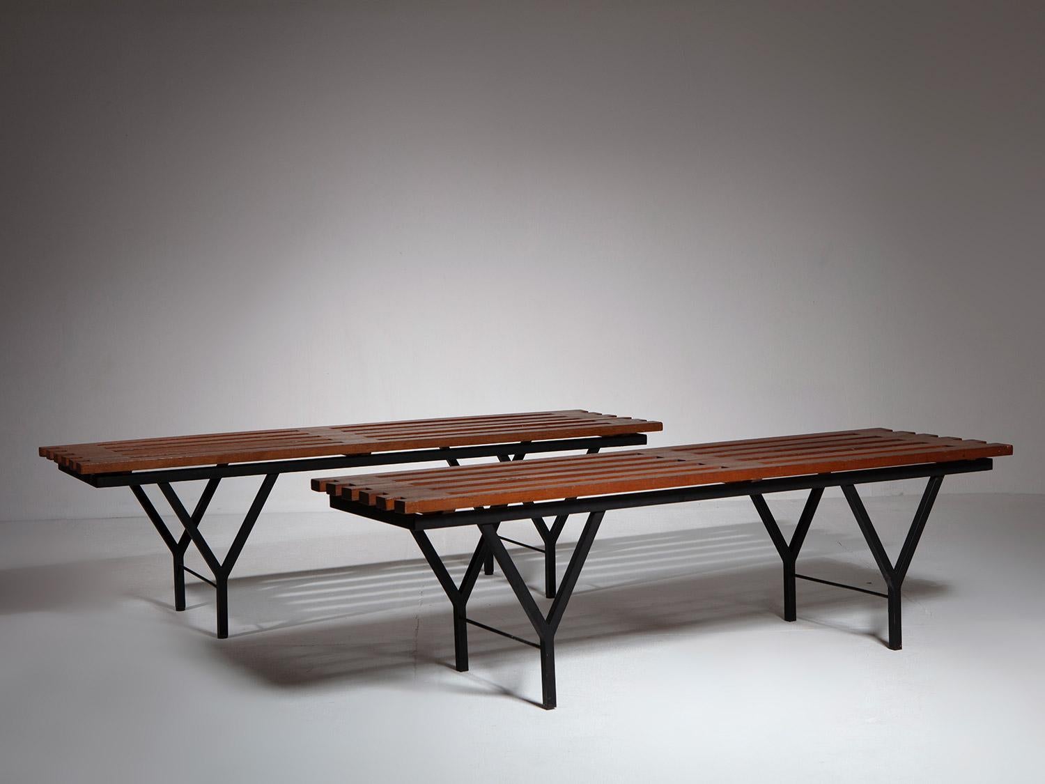 Pareja de dos bancos metálicos de madera maciza, Italia, años 60 en Bueno estado para la venta en Milan, IT
