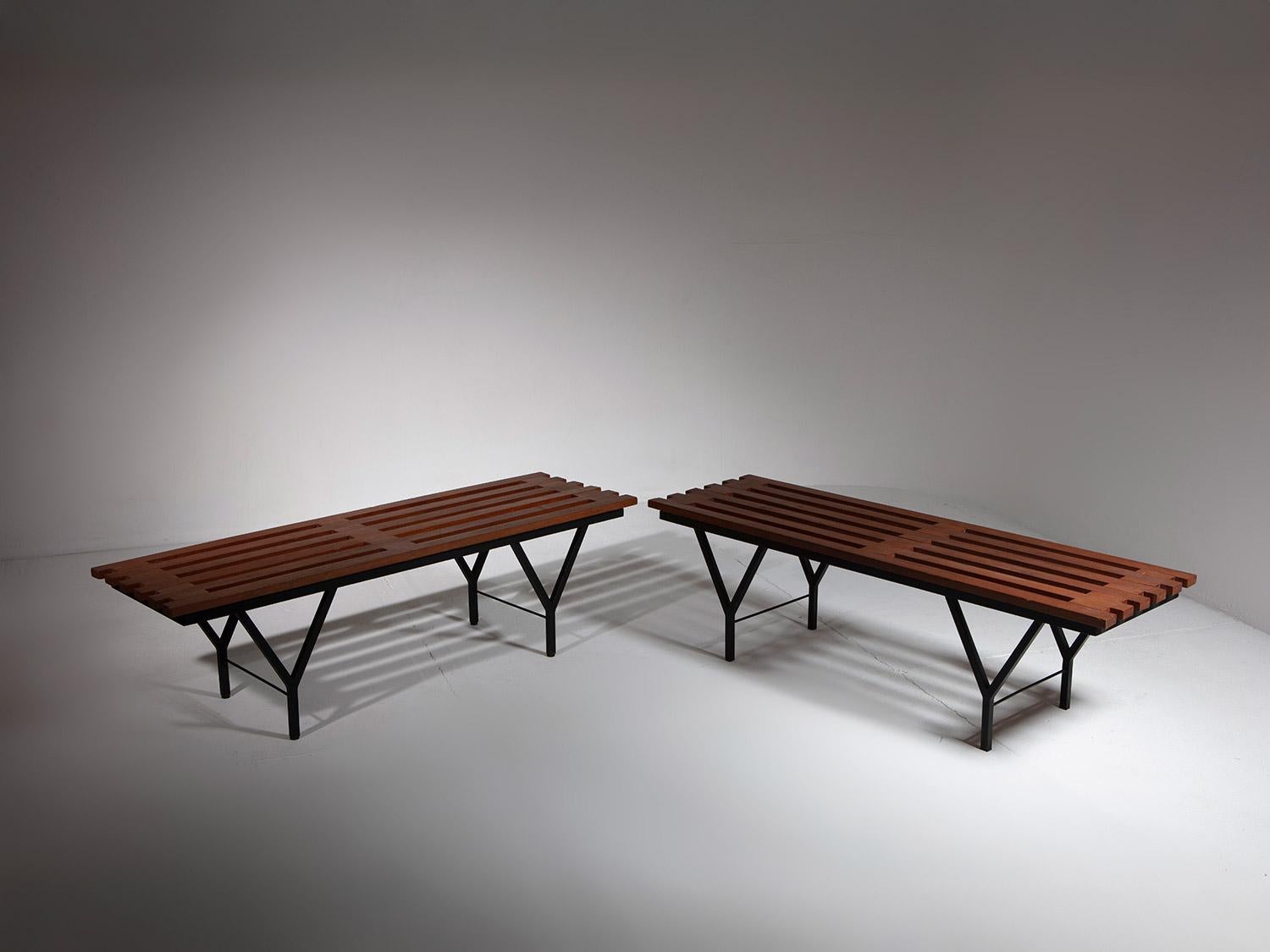 Pareja de dos bancos metálicos de madera maciza, Italia, años 60 mediados del siglo XX en venta