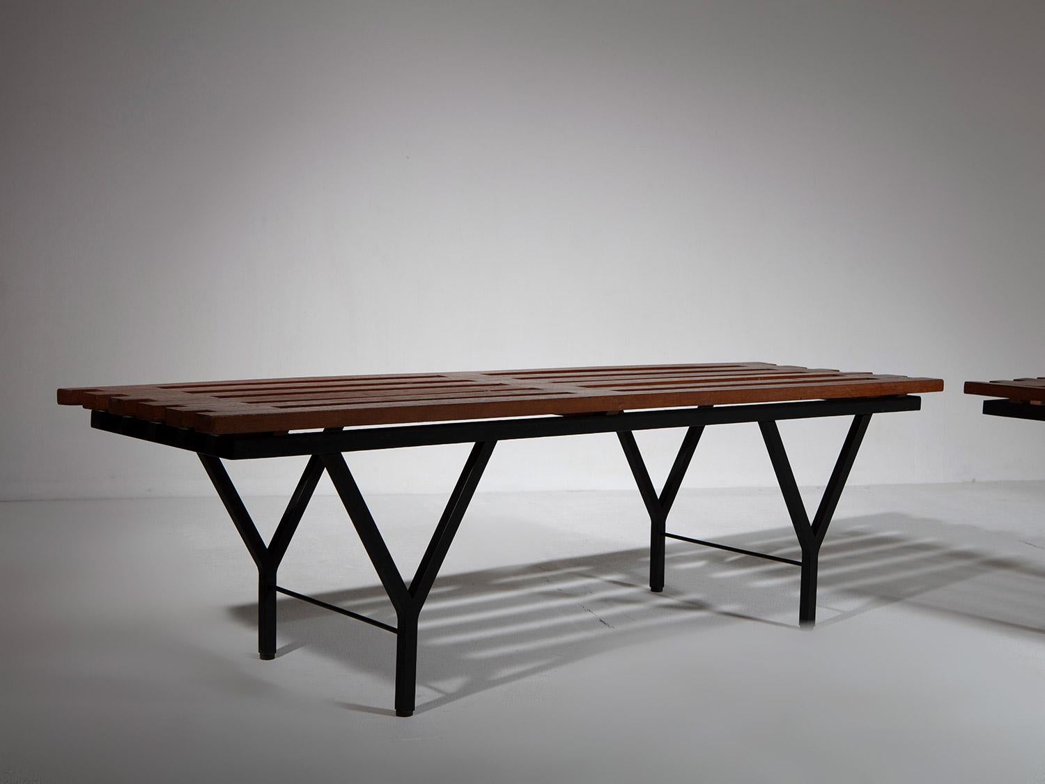 Pareja de dos bancos metálicos de madera maciza, Italia, años 60 Metal en venta