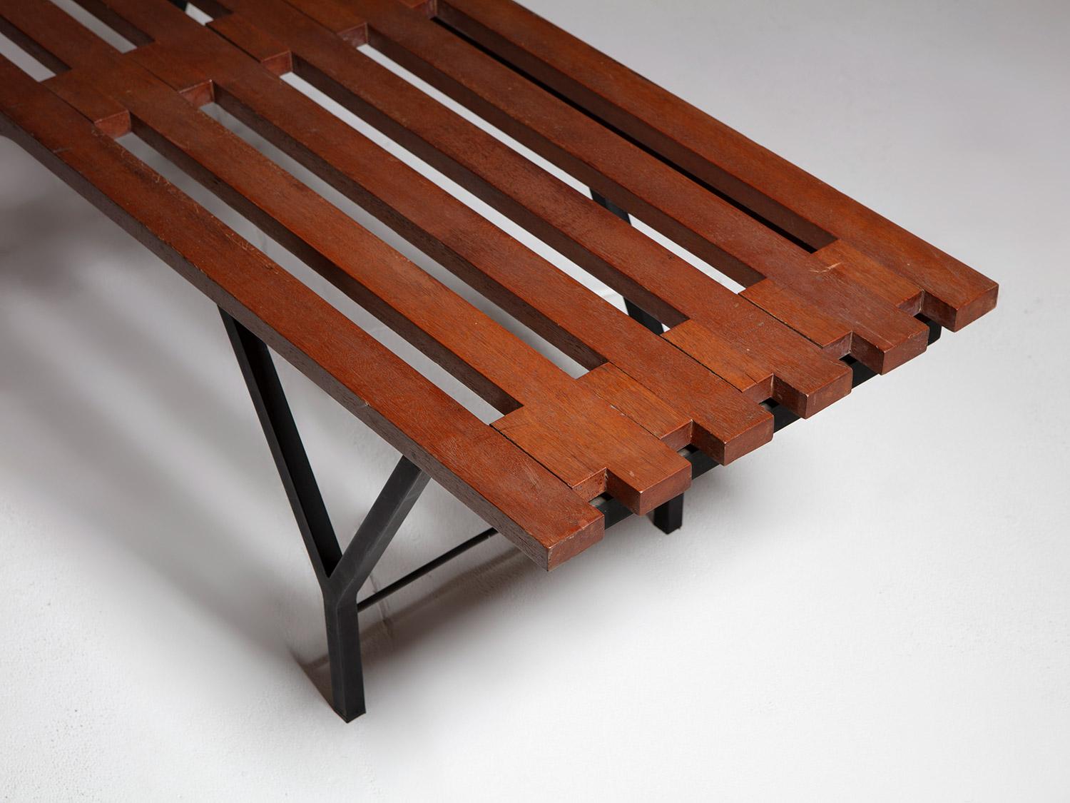 Pareja de dos bancos metálicos de madera maciza, Italia, años 60 en venta 1